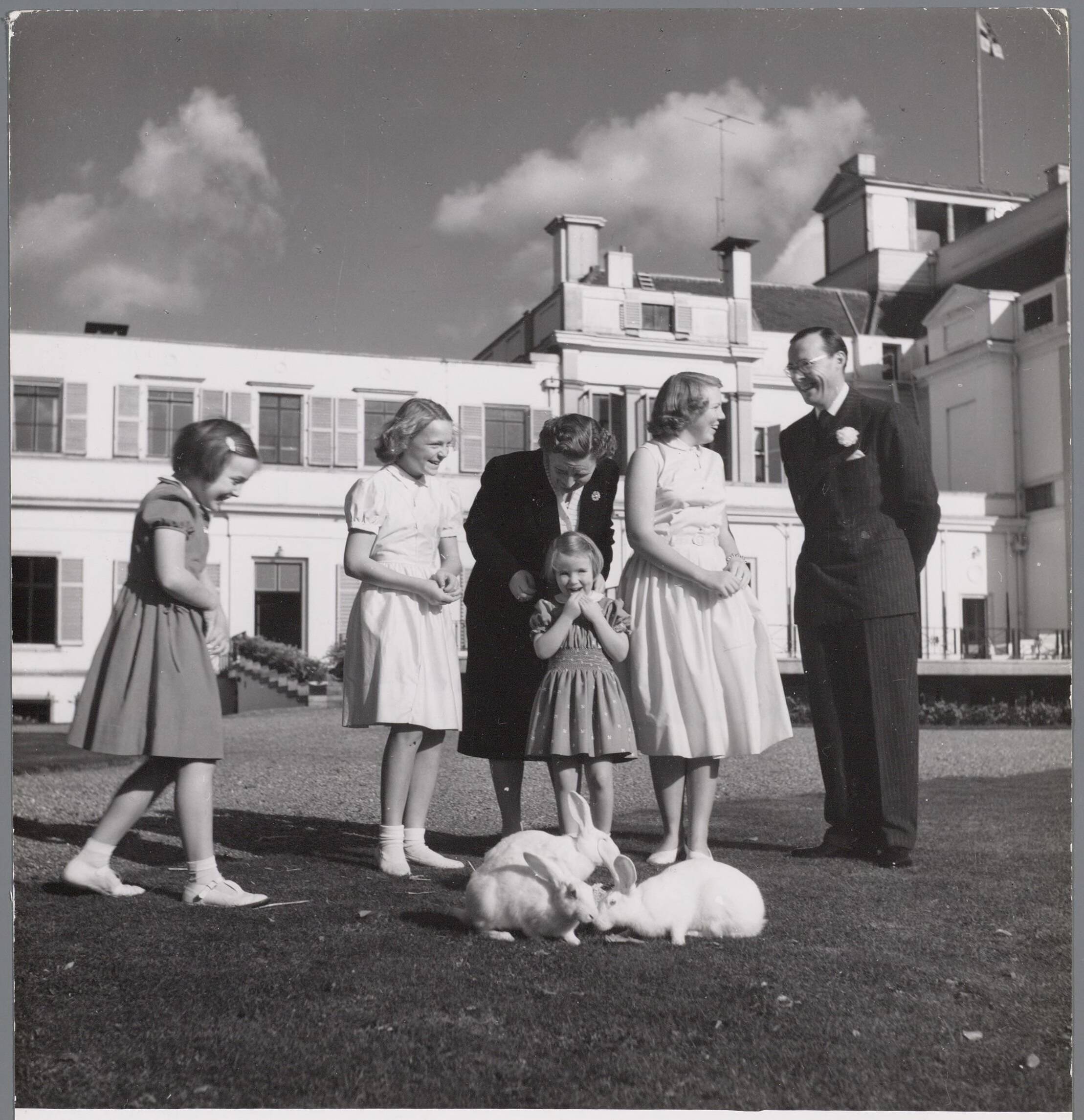 Fotocollectie RVD / Koninklijk Huis — Koningin Juliana en prins Bernhard met hun 4 dochters de prinsessen Beatrix, Irene, Margriet en Marijke in de tuin met konijnen bij Paleis Soestdijk — Foto: Onbekend / RVD. Licentie: Set B: Rechtenvrij / Publiek Domein. Bron: Nationaal Archief. http://hdl.handle.net/10648/afac3fac-d0b4-102d-bcf8-003048976d84