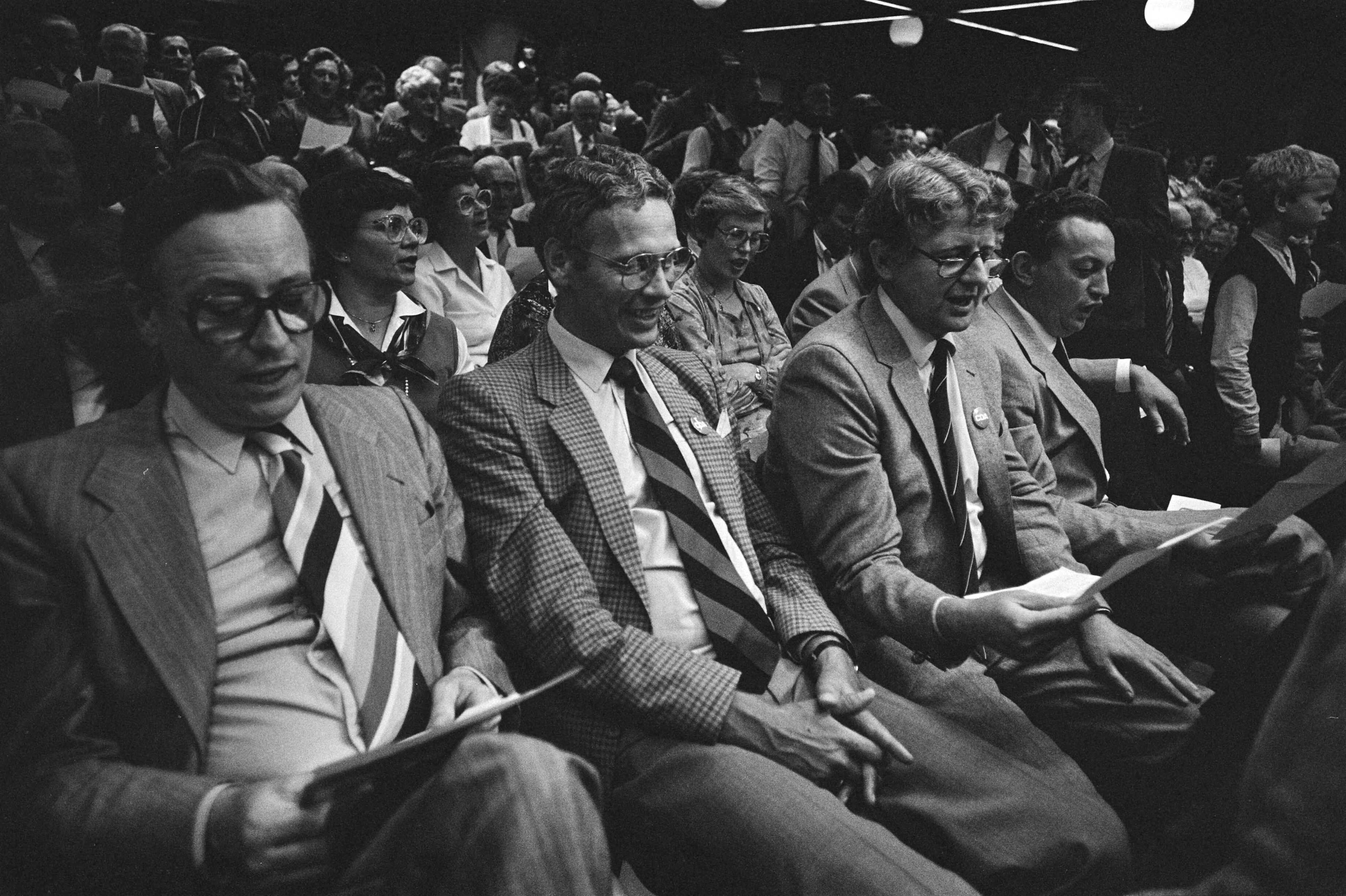 Fotocollectie Anefo — CDA-verkiezingscampagne in Gemeenschapshuis Den Domp in Haaren met uitreiking Tyl Uylenspiegelprijs aan Van Agt — Foto: Croes, Rob C. / Anefo. Licentie: Set B: Rechtenvrij / Publiek Domein. Bron: Nationaal Archief. http://hdl.handle.net/10648/ad1d3e44-d0b4-102d-bcf8-003048976d84