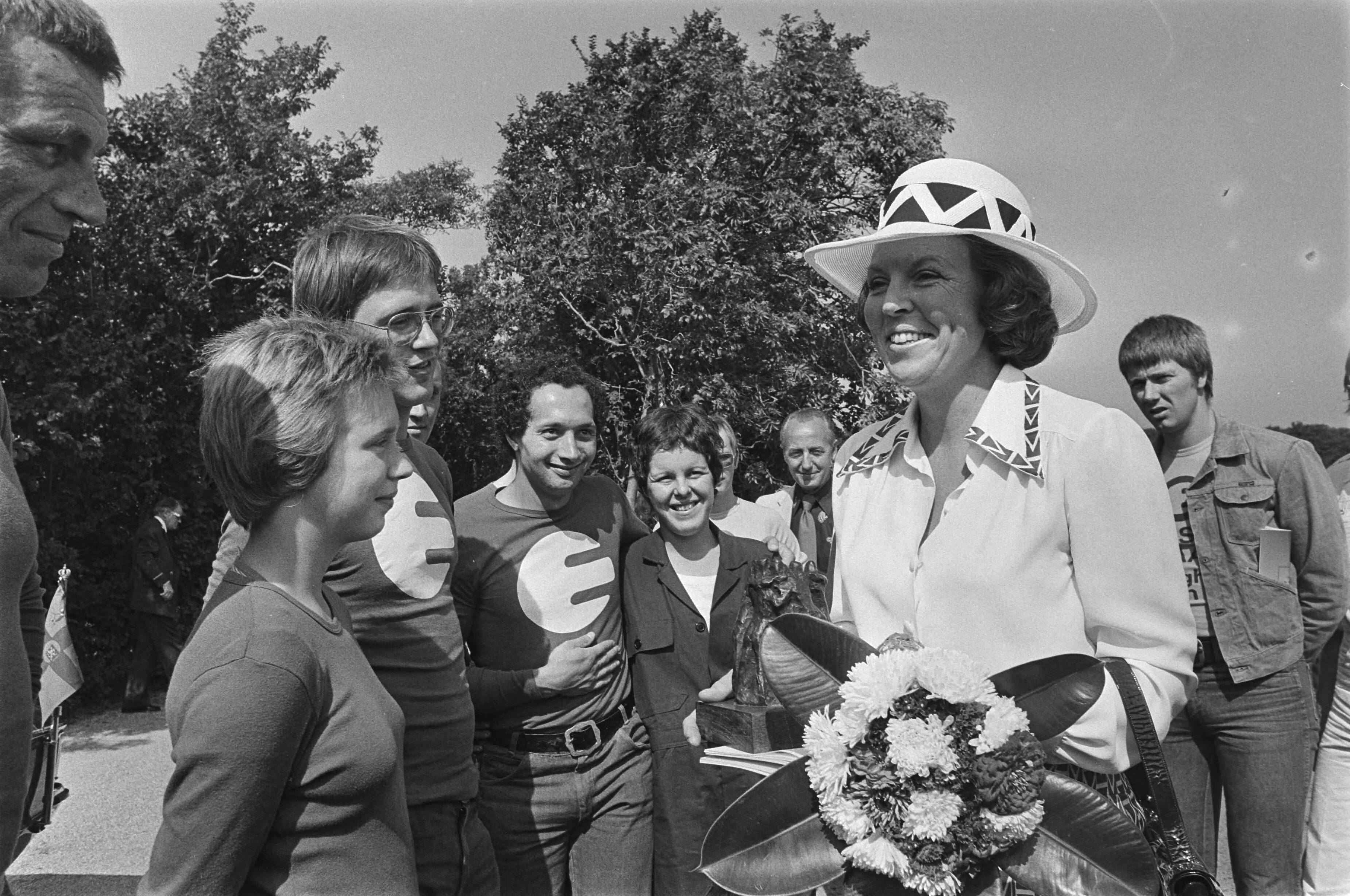 Fotocollectie Anefo — Prinses Beatrix opent nieuwbouw Emiliehoeve in Den Haag Prinses Beatrix in gesprek met bewoners — Foto: Bogaerts, Rob / Anefo. Licentie: Set B: Rechtenvrij / Publiek Domein. Bron: Nationaal Archief. http://hdl.handle.net/10648/ac8aa8e0-d0b4-102d-bcf8-003048976d84