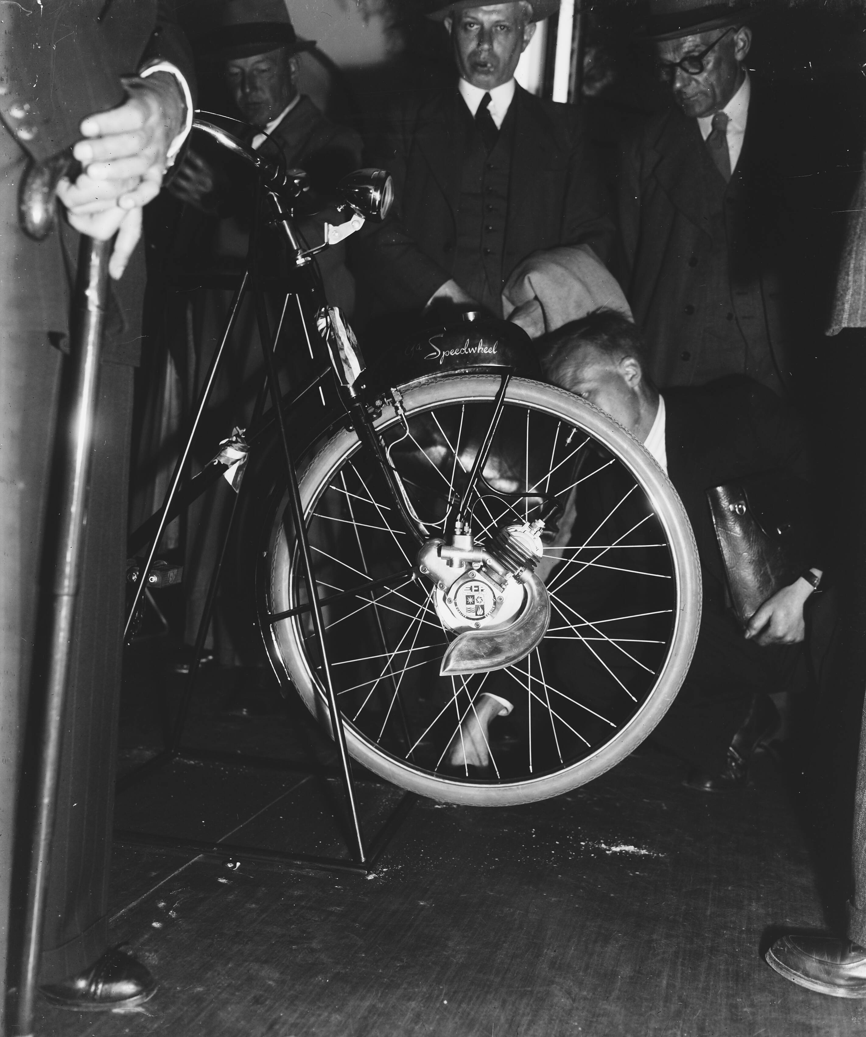 Fotocollectie Anefo — Jaarbeurs te Utrecht. Fiets met ingebouwde motor — Foto: Merk, Ben / Anefo. Licentie: Set B: Rechtenvrij / Publiek Domein. Bron: Nationaal Archief. http://hdl.handle.net/10648/a8bce3c2-d0b4-102d-bcf8-003048976d84