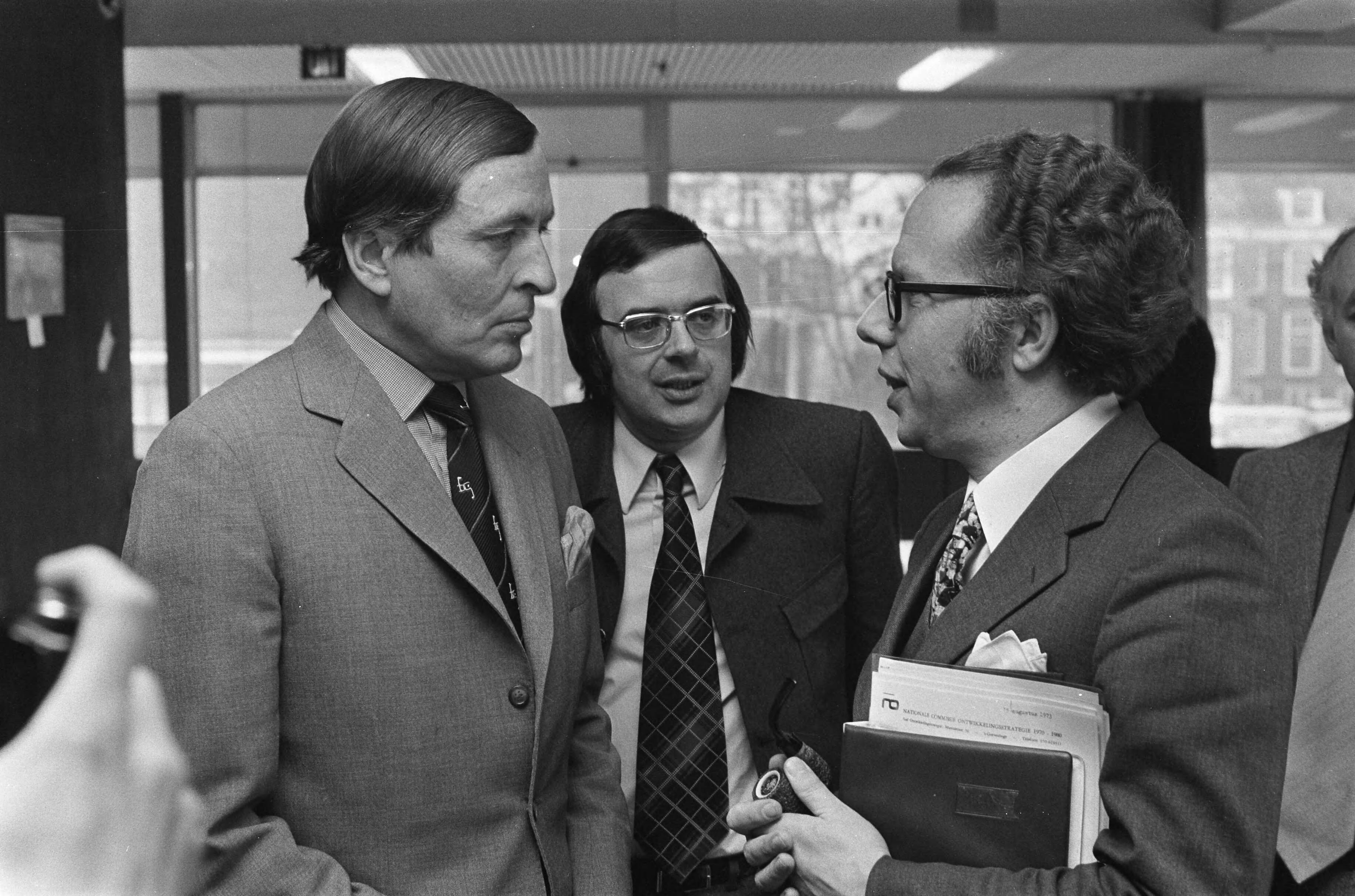 Installatie van de Commissie Voorlichting en Bewustwording Ontwikkelingssamenwerking in Den Haag — Prins Claus (lid Adviescollege), rechts van hem minister Jan Pronk — Foto: Fotograaf Onbekend / Anefo. Licentie: Set B: Rechtenvrij / Publiek Domein. Bron: Nationaal Archief. http://hdl.handle.net/10648/ac44b57e-d0b4-102d-bcf8-003048976d84
