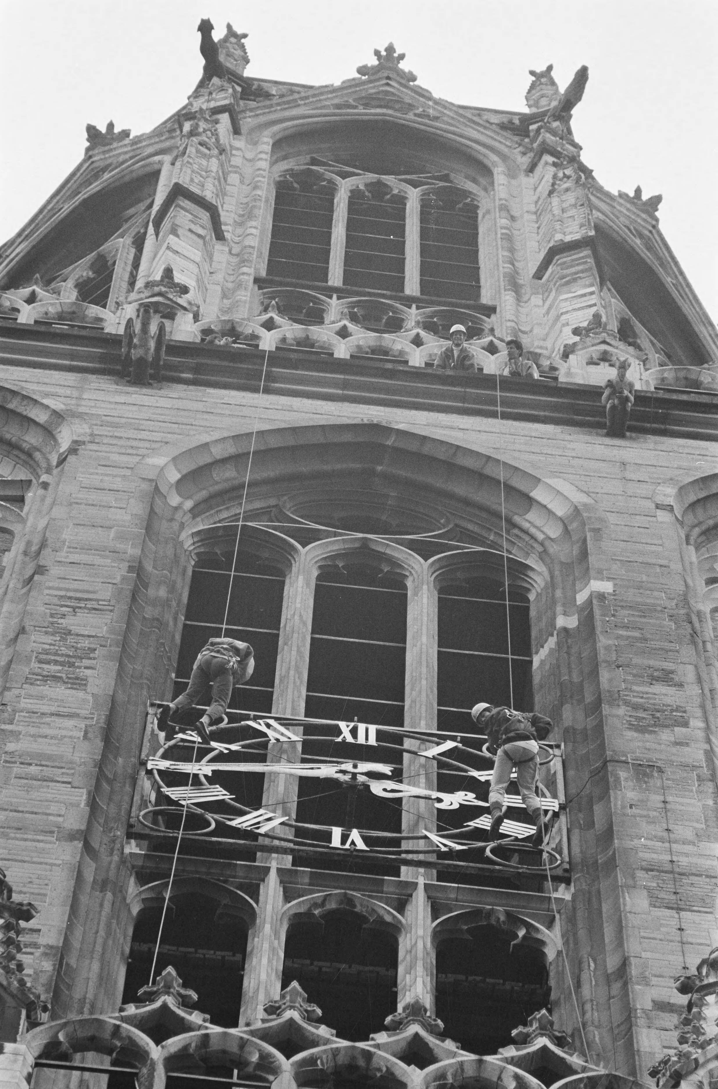 Fotocollectie Anefo — Presentatie vrouwelijke bergbeklimmersteam in Utrecht bij Dom — Foto: Croes, Rob C. / Anefo. Licentie: Set B: Rechtenvrij / Publiek Domein. Bron: Nationaal Archief. http://hdl.handle.net/10648/ad698eb6-d0b4-102d-bcf8-003048976d84