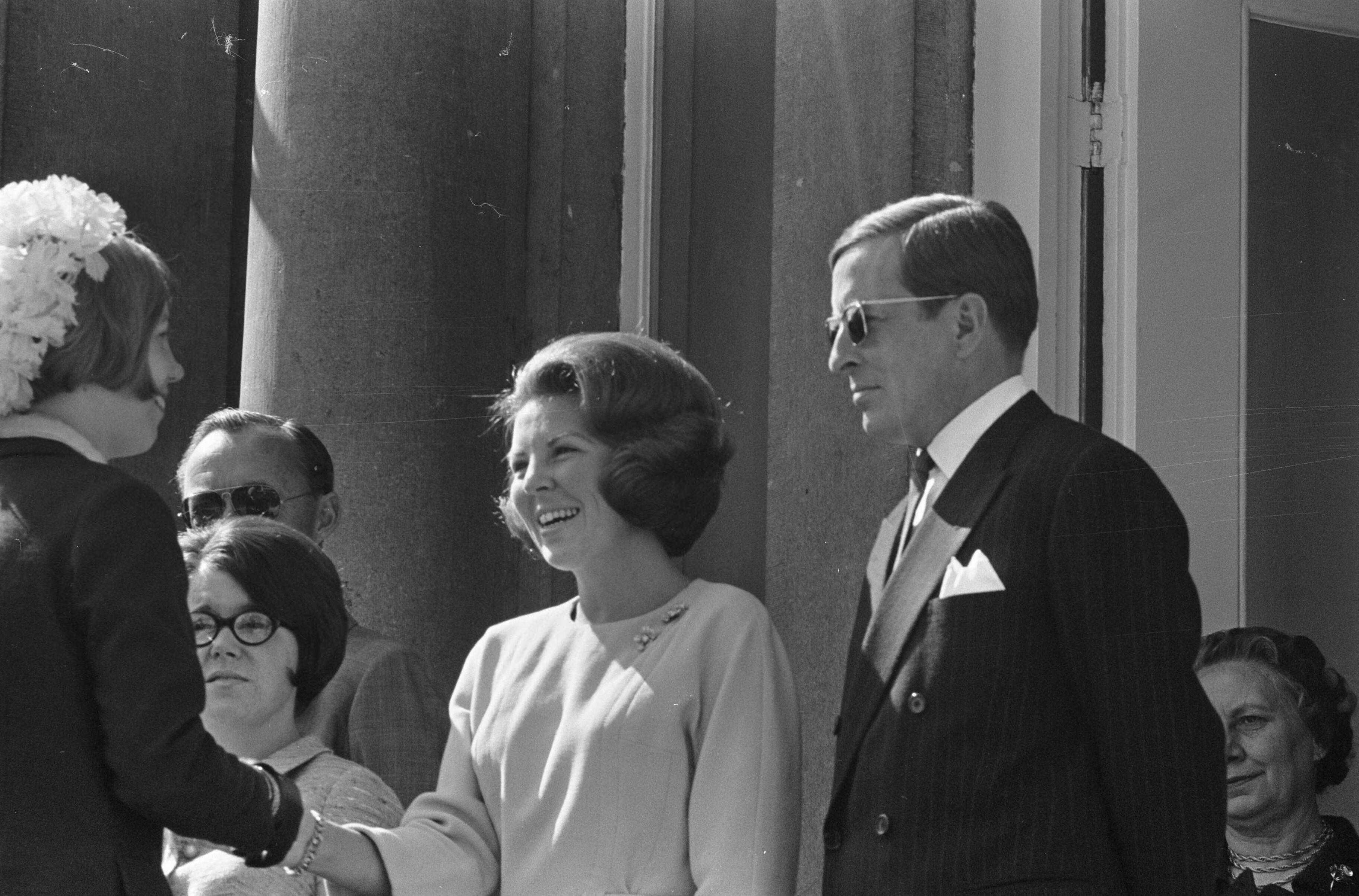 Fotocollectie Anefo — Koninginnedag, defilee op Soestdijk, Beatrix en Claus (koppen) — Foto: Kroon, Ron / Anefo. Licentie: Set B: Rechtenvrij / Publiek Domein. Bron: Nationaal Archief. http://hdl.handle.net/10648/aae7f6e6-d0b4-102d-bcf8-003048976d84