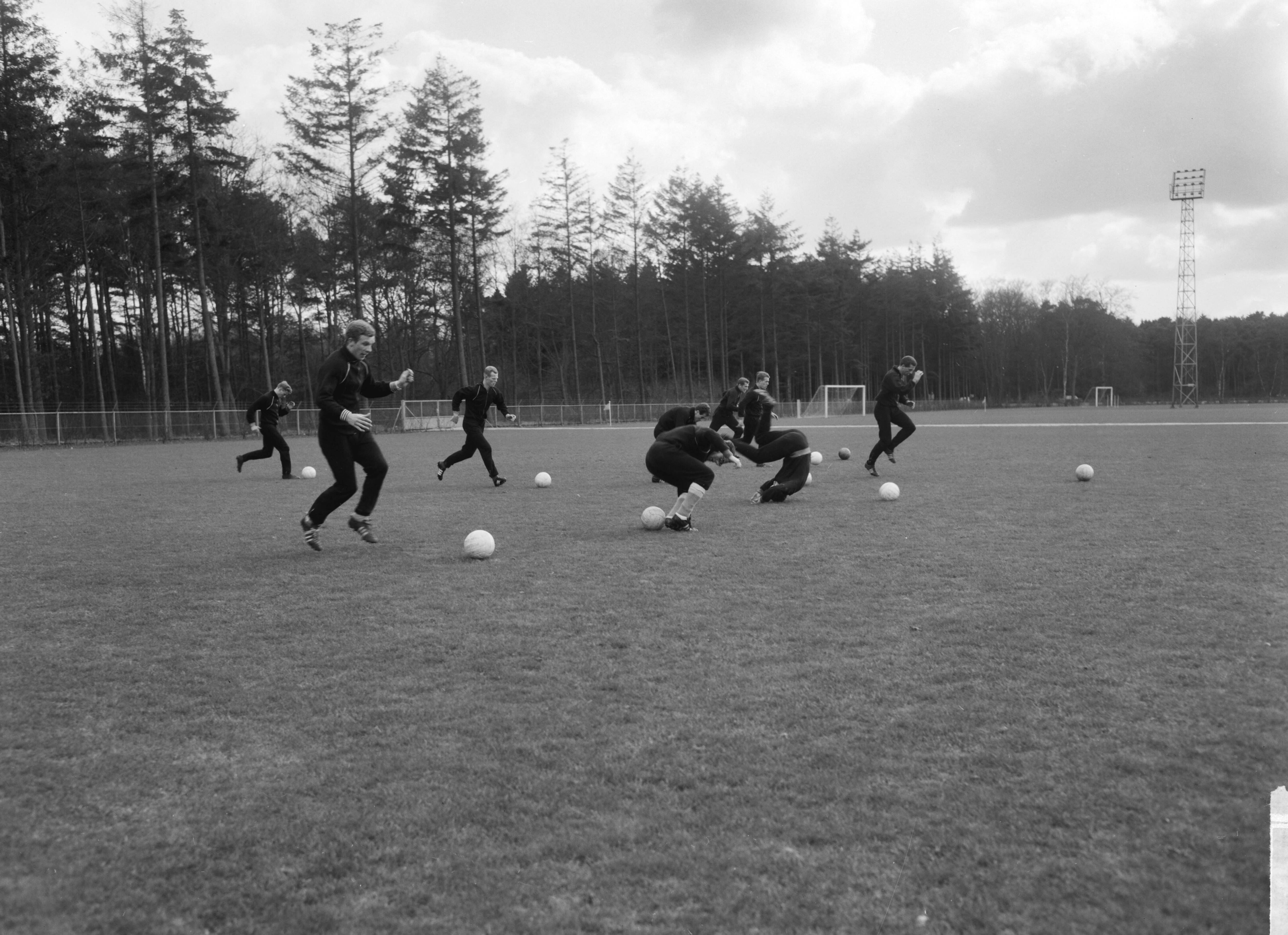Fotocollectie Anefo — Training Nederlands elftal te Zeist voor interland tegen Oostenrijk — Foto: Bilsen, Joop van / Anefo. Licentie: Set B: Rechtenvrij / Publiek Domein. Bron: Nationaal Archief. http://hdl.handle.net/10648/aa632664-d0b4-102d-bcf8-003048976d84