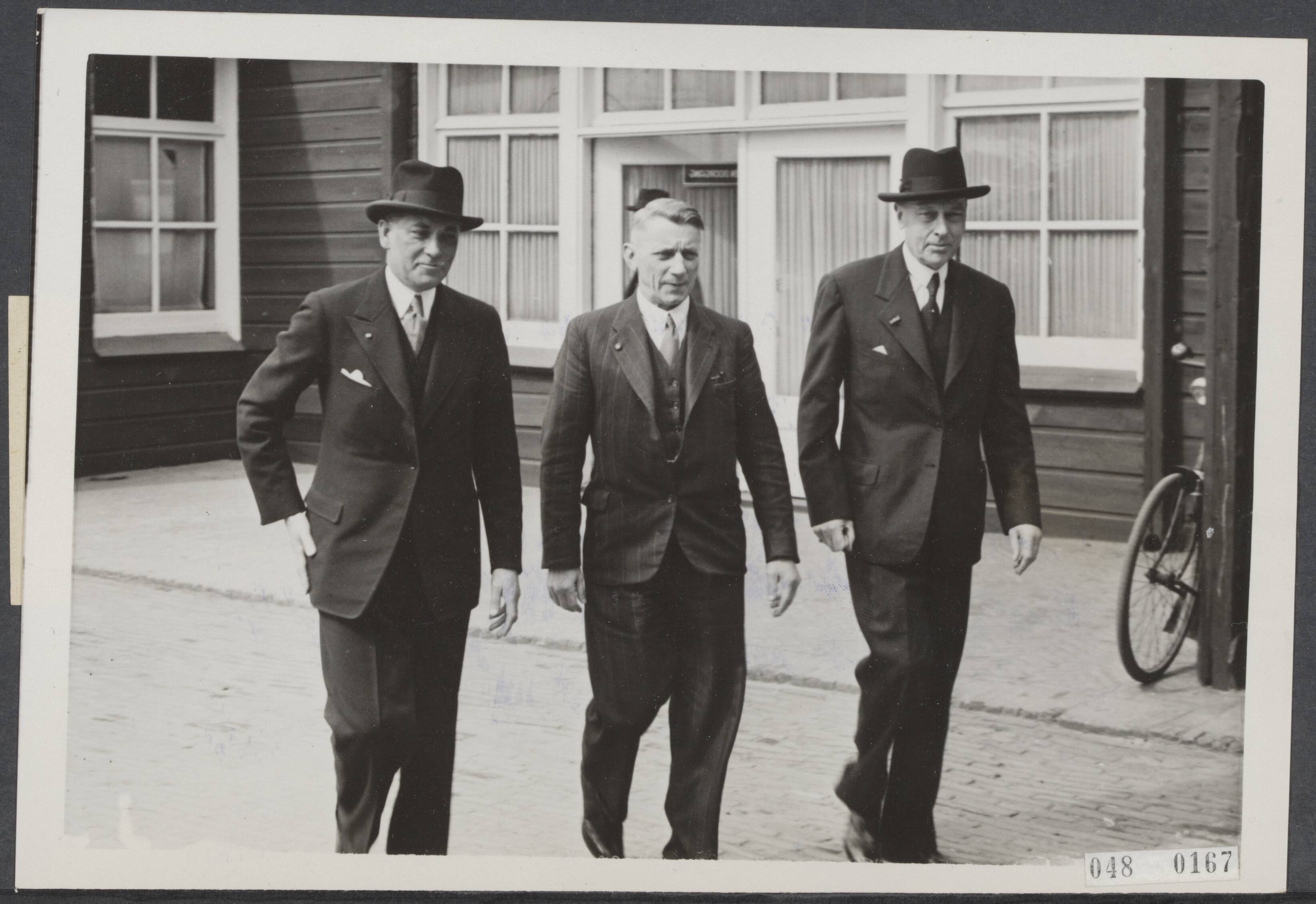 Fotocollectie Elsevier Binnenland — Bezoek van de minister van Wederopbouw en Volkshuisvesting, L. Neher, aan de 48ste Kon. Nederlandsche Jaarbeurs, in gezelschap van F.H. Fentener van Vlissingen en mr. J. Milius (links), directeur van de Jaarbeurs — Foto: ANP / RVD of rechtenvrij. Licentie: Set B: Rechtenvrij / Publiek Domein. Bron: Nationaal Archief. http://hdl.handle.net/10648/ae00f562-d0b4-102d-bcf8-003048976d84
