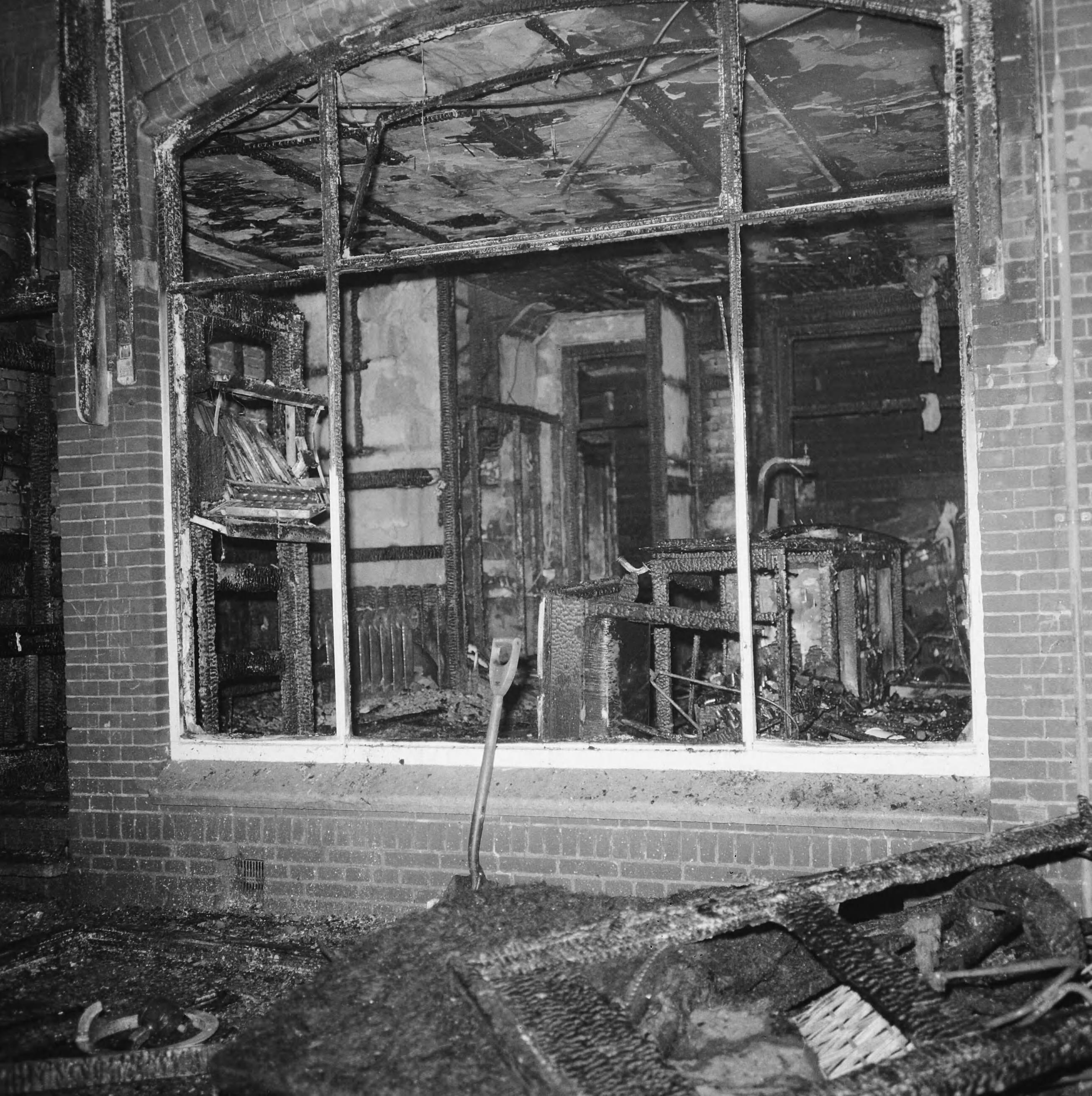 Fotocollectie Anefo — Vier doden bij brand in cafe te Zaandam. Het uitgebrande cafe — Foto: Evers, Joost / Anefo. Licentie: Set B: Rechtenvrij / Publiek Domein. Bron: Nationaal Archief. http://hdl.handle.net/10648/ab3115ec-d0b4-102d-bcf8-003048976d84