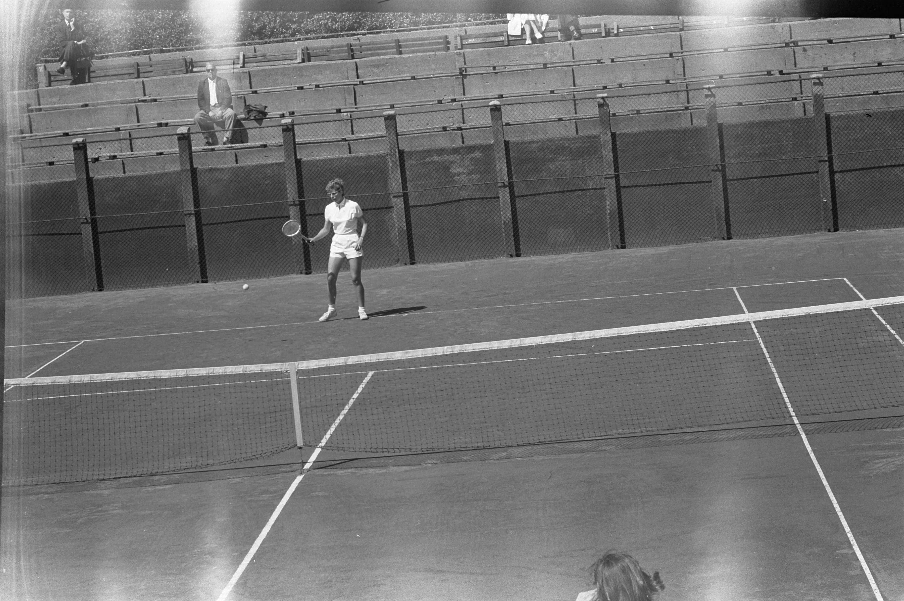 Fotocollectie Anefo — Nederlandse tenniskampioenschappen op de METS-banen te Scheveningen. Wedstrijd dames enkel (2e ronde) — Foto: Bilsen, Joop van / Anefo. Licentie: Set B: Rechtenvrij / Publiek Domein. Bron: Nationaal Archief. http://hdl.handle.net/10648/aa139c2a-d0b4-102d-bcf8-003048976d84