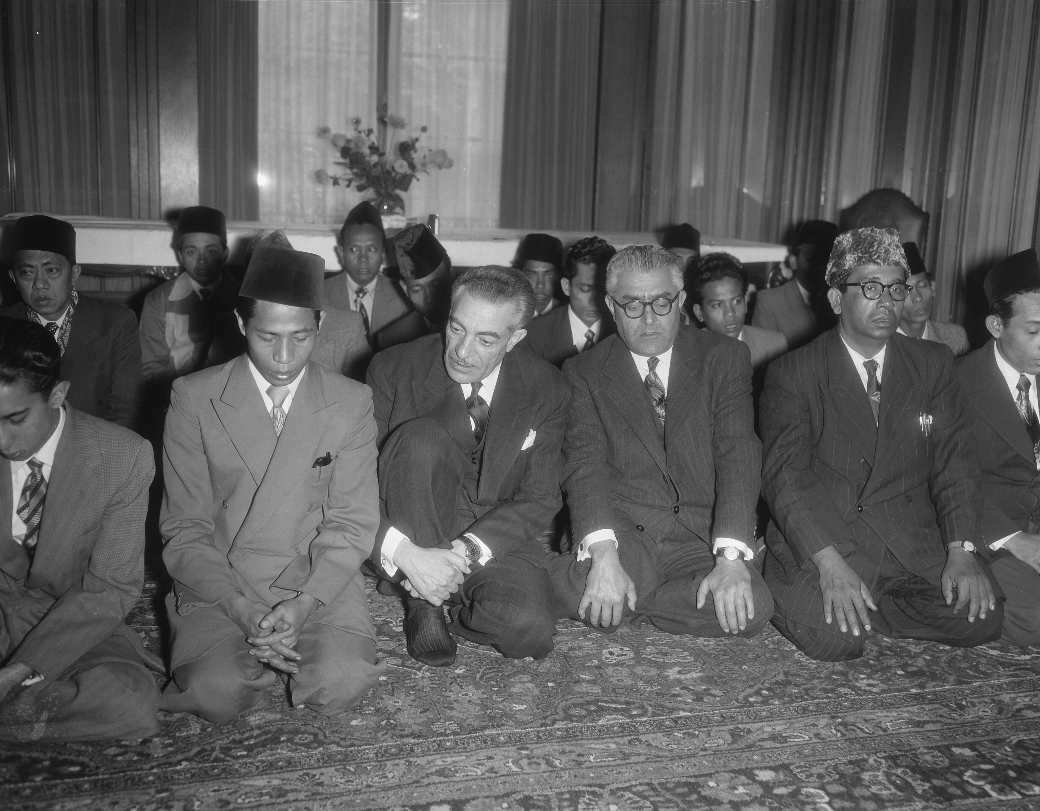 Fotocollectie Anefo — Viering in Wassenaar van de islamitische feestdag Idul Adha [Eidh al-Adha]. De heer Meftah (ambassade Iran), Izzet Sior (Egyptische Legatie) — Foto: Duinen, G.W. van / Anefo. Licentie: Set B: Rechtenvrij / Publiek Domein. Bron: Nationaal Archief. http://hdl.handle.net/10648/a92797bc-d0b4-102d-bcf8-003048976d84