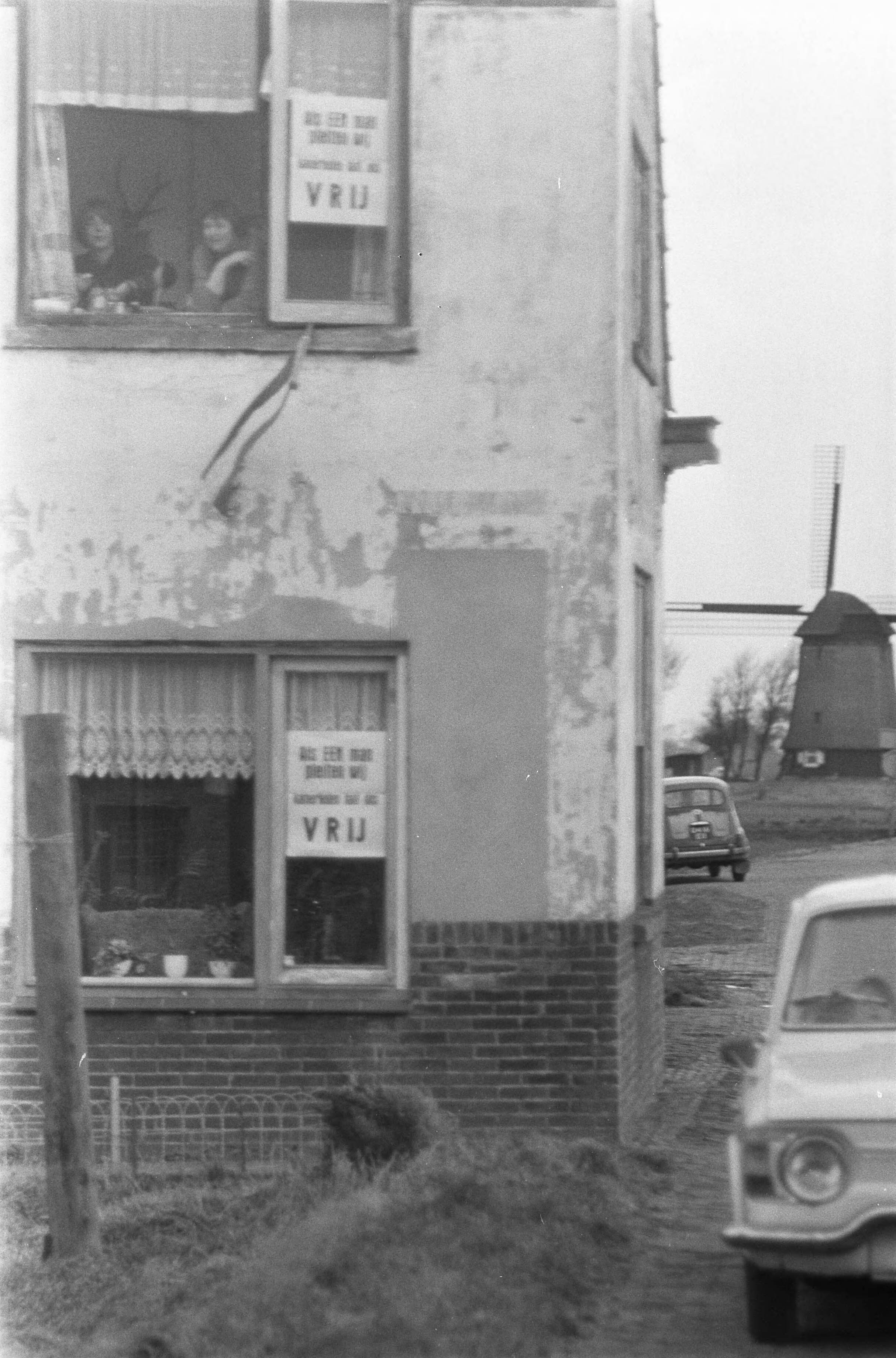 Fotocollectie Anefo — Demonstratie tegen annexatie van Koedijk en St. Pancras door Alkmaar mensen met bord — Foto: Nijs, Jac. de / Anefo. Licentie: Set B: Rechtenvrij / Publiek Domein. Bron: Nationaal Archief. http://hdl.handle.net/10648/ab5cdf9c-d0b4-102d-bcf8-003048976d84