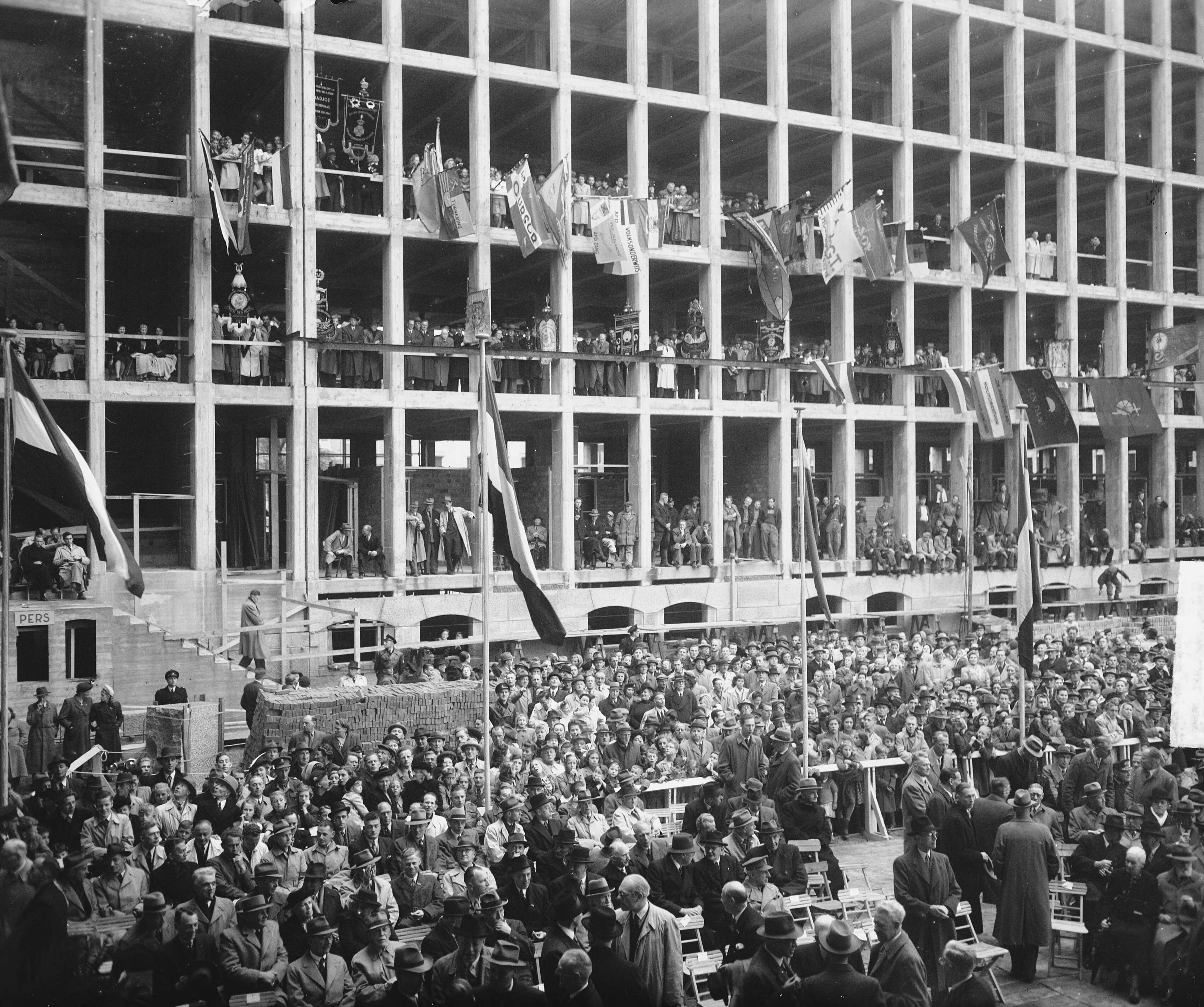 Fotocollectie Anefo — Eerste steen Stadhuis Alexanderveld Den Haag — Foto: Merk, Ben / Anefo. Licentie: Set B: Rechtenvrij / Publiek Domein. Bron: Nationaal Archief. http://hdl.handle.net/10648/a8c75852-d0b4-102d-bcf8-003048976d84
