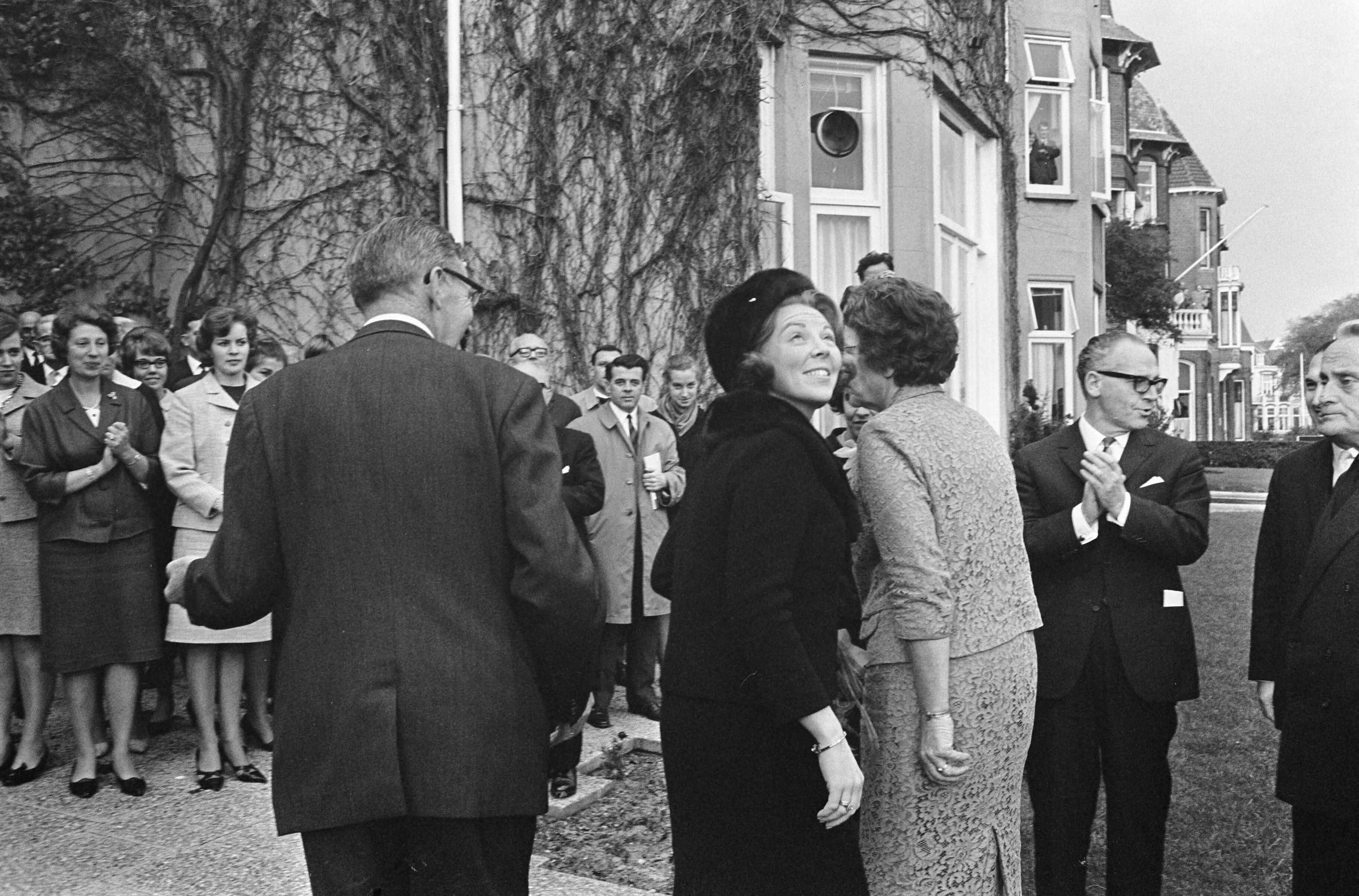 Brinses Beatrix verricht door het hijsen van de Nederlandse vlag de opening van het gebouw van de Nationale Raad voor Maatschappelijk Werk te Den Haag — Den Haag|Zuid-Holland|openingen |prinsessen |vlaggen|Beatrix, prinses — Foto: Fotograaf Onbekend / Anefo. Licentie: Set B: Rechtenvrij / Publiek Domein. Bron: Nationaal Archief. http://hdl.handle.net/10648/ab02d998-d0b4-102d-bcf8-003048976d84