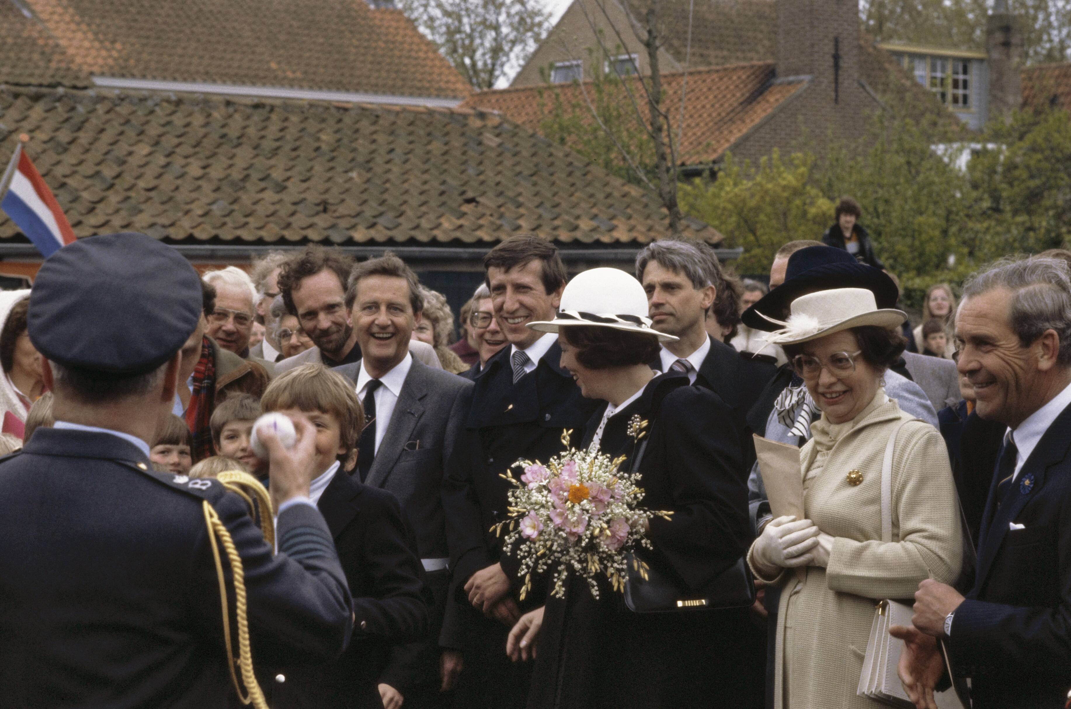 Fotocollectie Anefo — Viering Koninginnedag in Veere; Koningin Beatrix lopend door Veere — Foto: Bogaerts, Rob / Anefo. Licentie: Set B: Rechtenvrij / Publiek Domein. Bron: Nationaal Archief. http://hdl.handle.net/10648/ad8a831e-d0b4-102d-bcf8-003048976d84