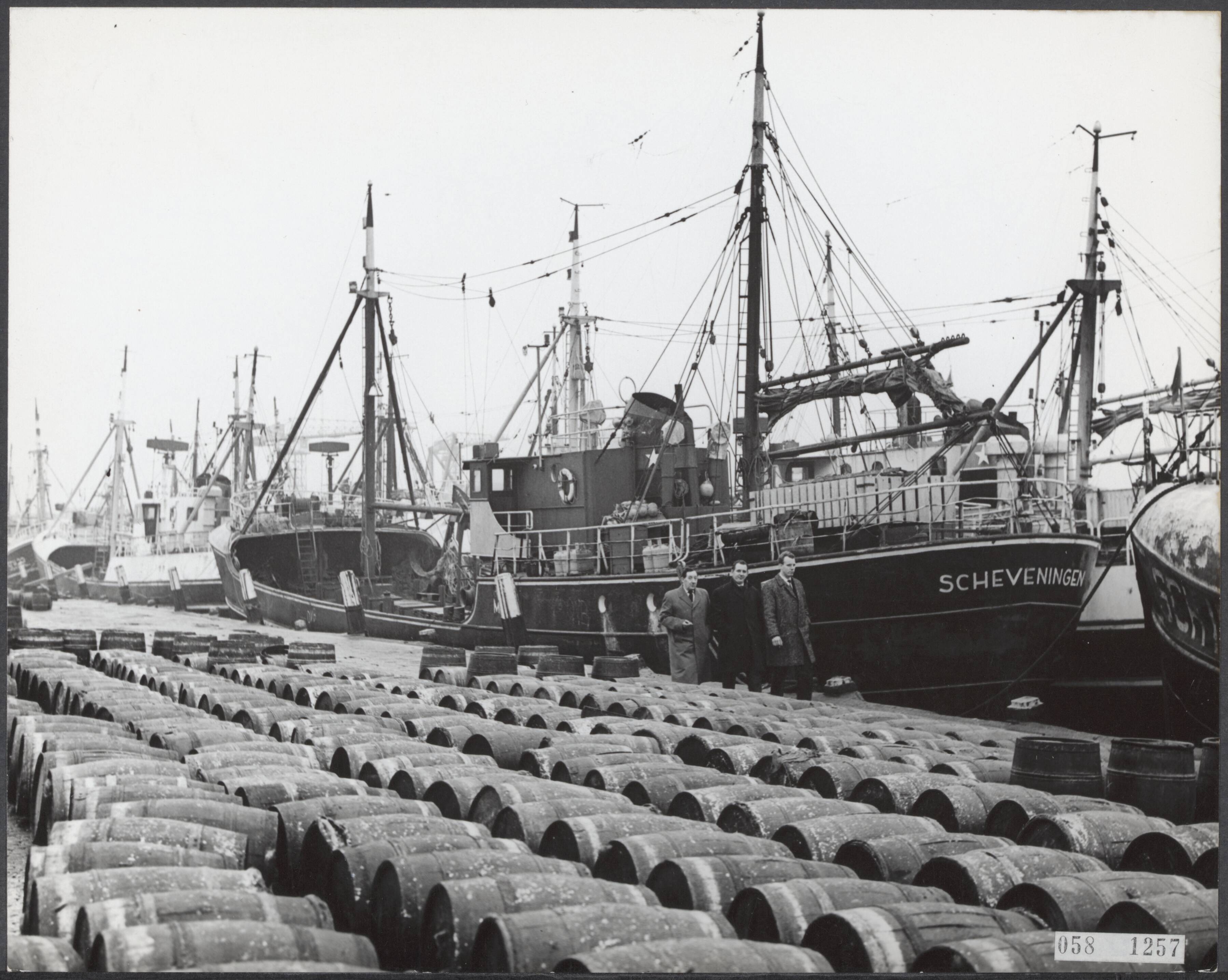 Fotocollectie Elsevier Binnenland — Zuid-Holland|Scheveningen|vissersschepen |vissershavens |stakingen — Foto: Koch, Eric / Anefo. Licentie: Set B: Rechtenvrij / Publiek Domein. Bron: Nationaal Archief. http://hdl.handle.net/10648/ae0b33f6-d0b4-102d-bcf8-003048976d84