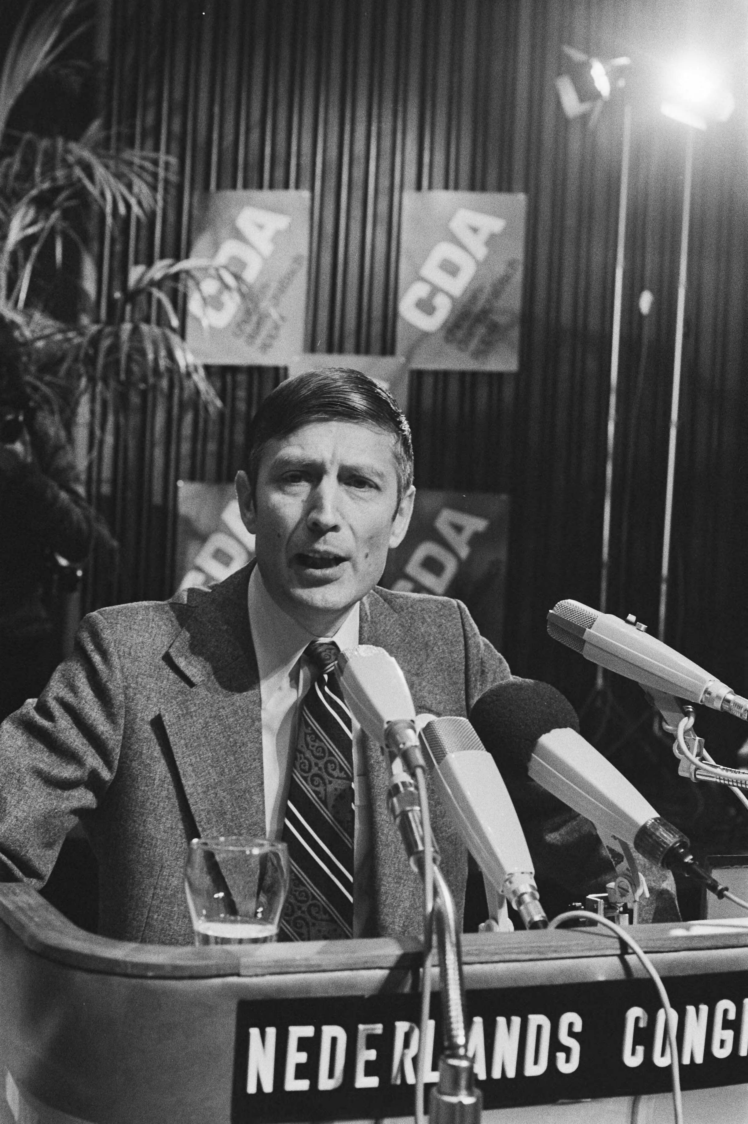 Fotocollectie Anefo — CDA-congres in Den Haag (2e dag); Van Agt aan het woord, koppen — Foto: Verhoeff, Bert / Anefo. Licentie: Set B: Rechtenvrij / Publiek Domein. Bron: Nationaal Archief. http://hdl.handle.net/10648/ac91d82c-d0b4-102d-bcf8-003048976d84