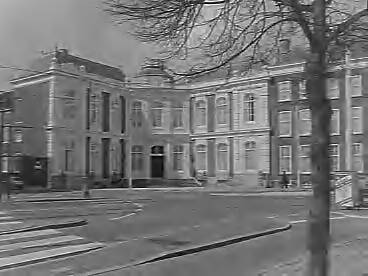 Fotocollectie Rijksvoorlichtingsdienst Eigen — Paleis Kneuterdijk te Den Haag — Foto: Rijksvoorlichtingsdienst (RVD). Licentie: Set B: Rechtenvrij / Publiek Domein. Bron: Nationaal Archief. http://hdl.handle.net/10648/af7cd00a-d0b4-102d-bcf8-003048976d84
