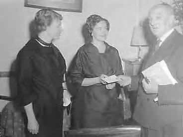 Fotocollectie Anefo — Uitreiking van de internationale literaire Atlantische prijs aan schrijfster Hella Haase en haar uitgever Querido, v.l.n.r. Tine van Buul, directrice van uitgeverij Querido, Hella Haase en John Eppstein, secretaris van de Atlantic Treaty Asscociation — Foto: Behrens, Herbert F. / Anefo. Licentie: Set B: Rechtenvrij / Publiek Domein. Bron: Nationaal Archief. http://hdl.handle.net/10648/a9afd2a8-d0b4-102d-bcf8-003048976d84