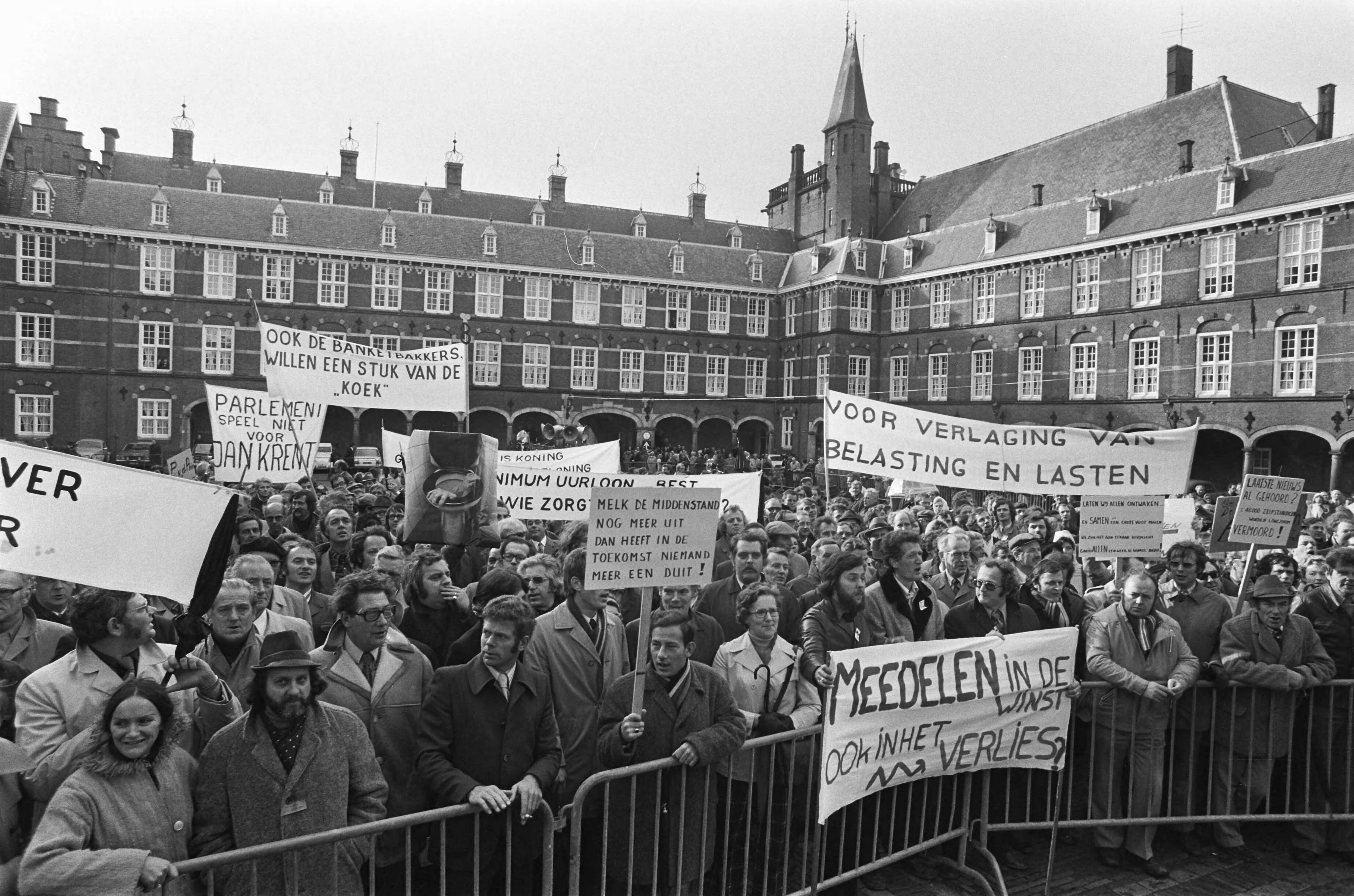 Fotocollectie Anefo — Middenstanders demonstreren op Binnenhof in Den Haag voor betere voorzieningen; demonstranten met borden op Binnenhof — Foto: Mieremet, Rob / Anefo. Licentie: Set B: Rechtenvrij / Publiek Domein. Bron: Nationaal Archief. http://hdl.handle.net/10648/ac58fbd8-d0b4-102d-bcf8-003048976d84
