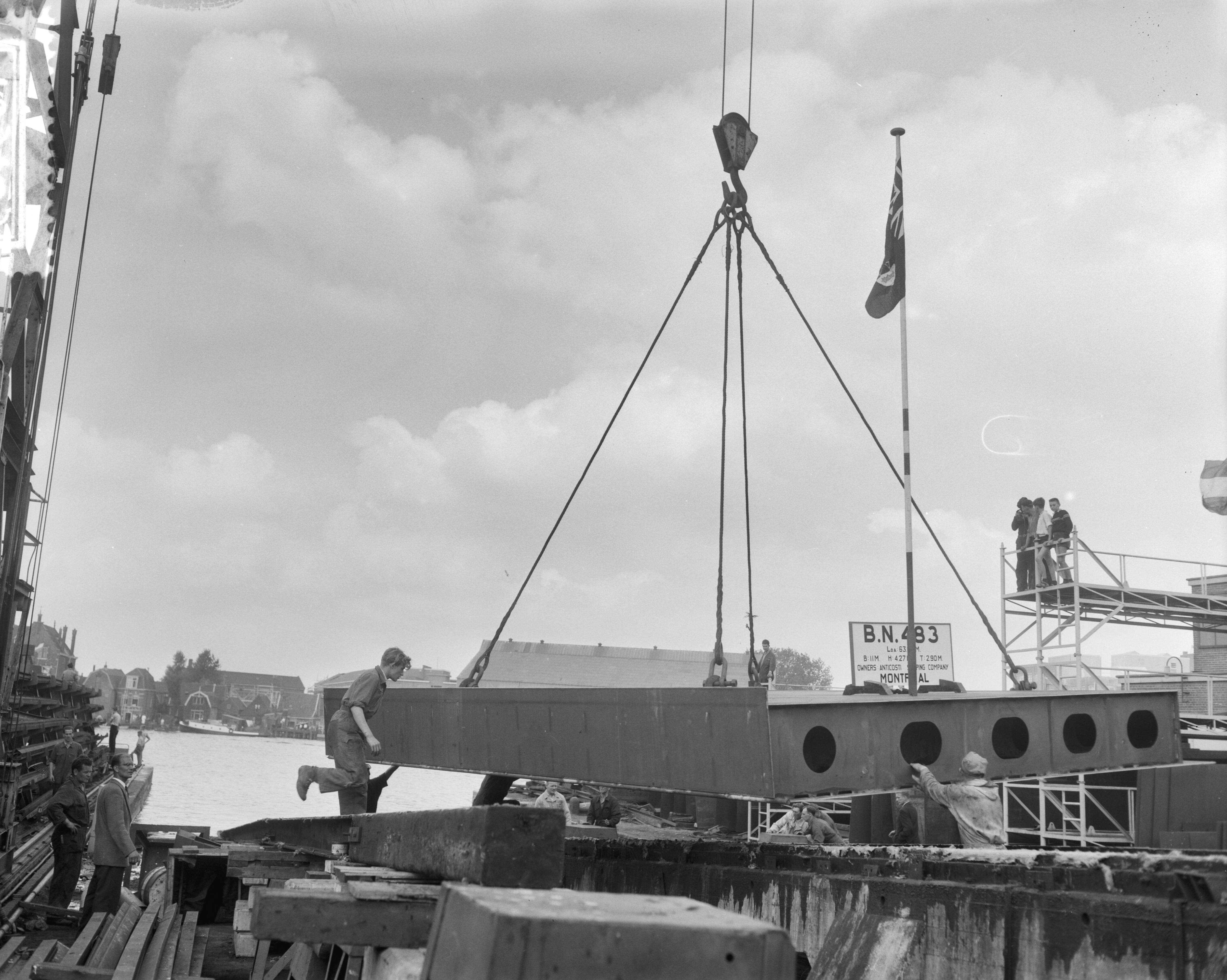 Tewaterlating van de "Castor Consol" bij de Zaanlandse scheepsbouwmaatschappij — Foto: Bilsen, Joop van / Anefo. — Licentie: Set B: Rechtenvrij / Publiek Domein. Bron: Nationaal Archief. http://hdl.handle.net/10648/a999a82a-d0b4-102d-bcf8-003048976d84