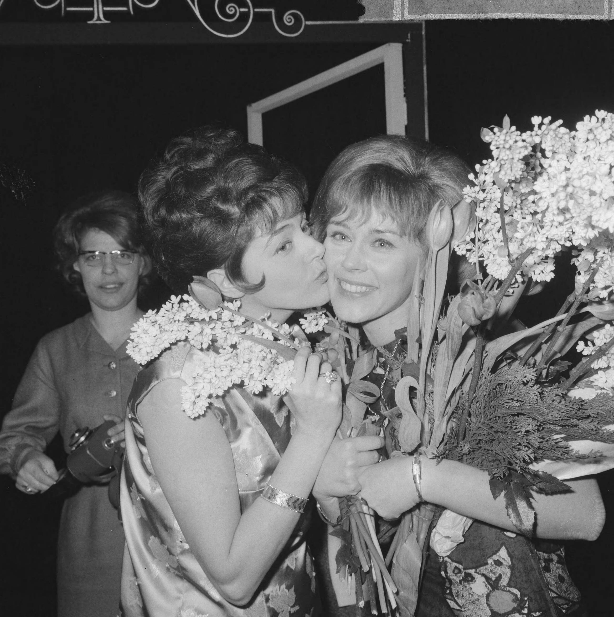 Fotocollectie Anefo — Finale Nationaal Songfestival 1965, presentatrice Teddy Scholten (l.) kust winnares Conny Vandenbos — Foto: Nijs, Jac. de / Anefo. Licentie: Set B: Rechtenvrij / Publiek Domein. Bron: Nationaal Archief. http://hdl.handle.net/10648/aa92bbc2-d0b4-102d-bcf8-003048976d84