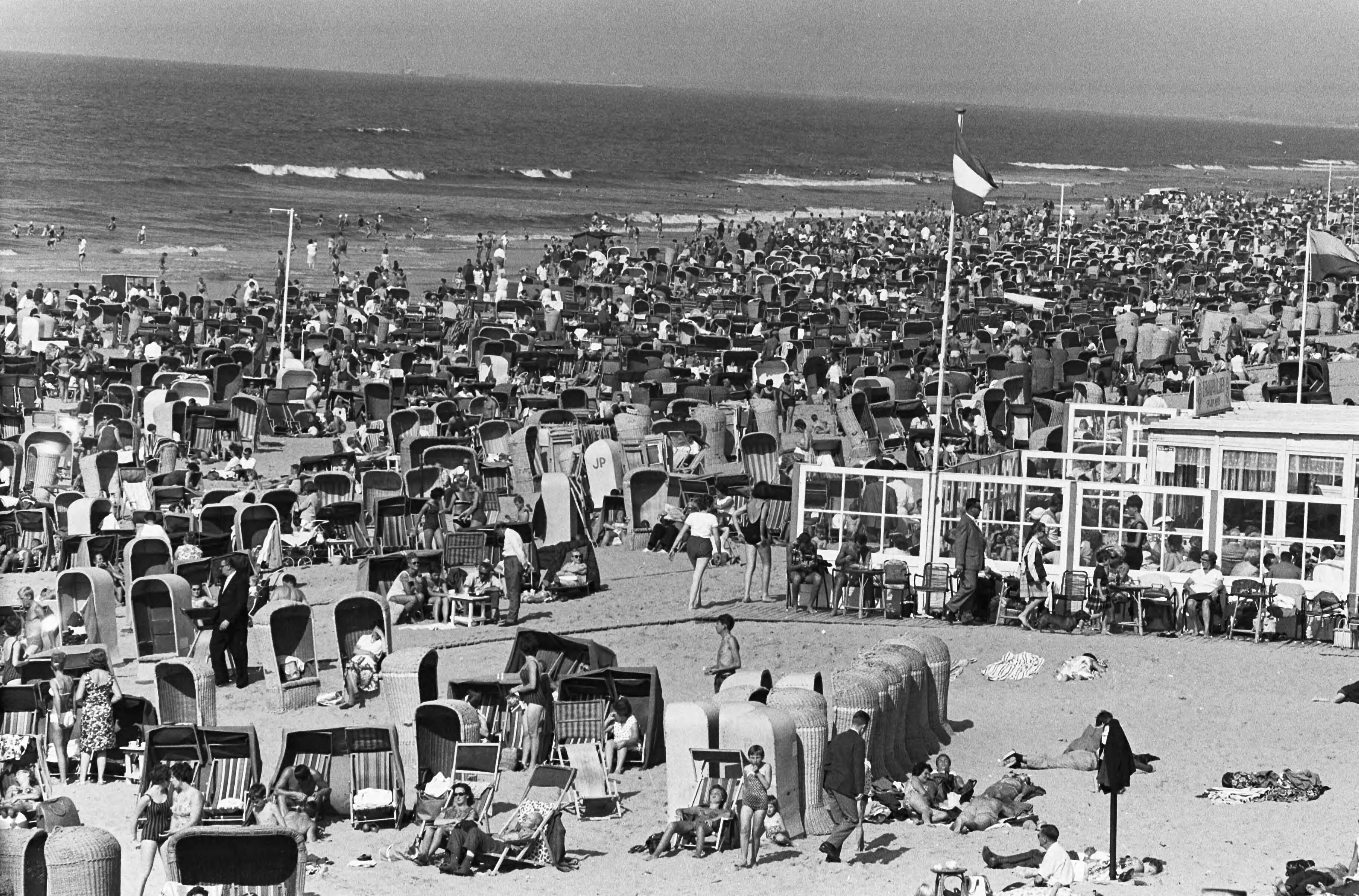 Fotocollectie Anefo — Prachtig nazomerweer. Drukte aan het Zandvoortse strand — Foto: Pot, Harry / Anefo. Licentie: Set B: Rechtenvrij / Publiek Domein. Bron: Nationaal Archief. http://hdl.handle.net/10648/aa457fc4-d0b4-102d-bcf8-003048976d84