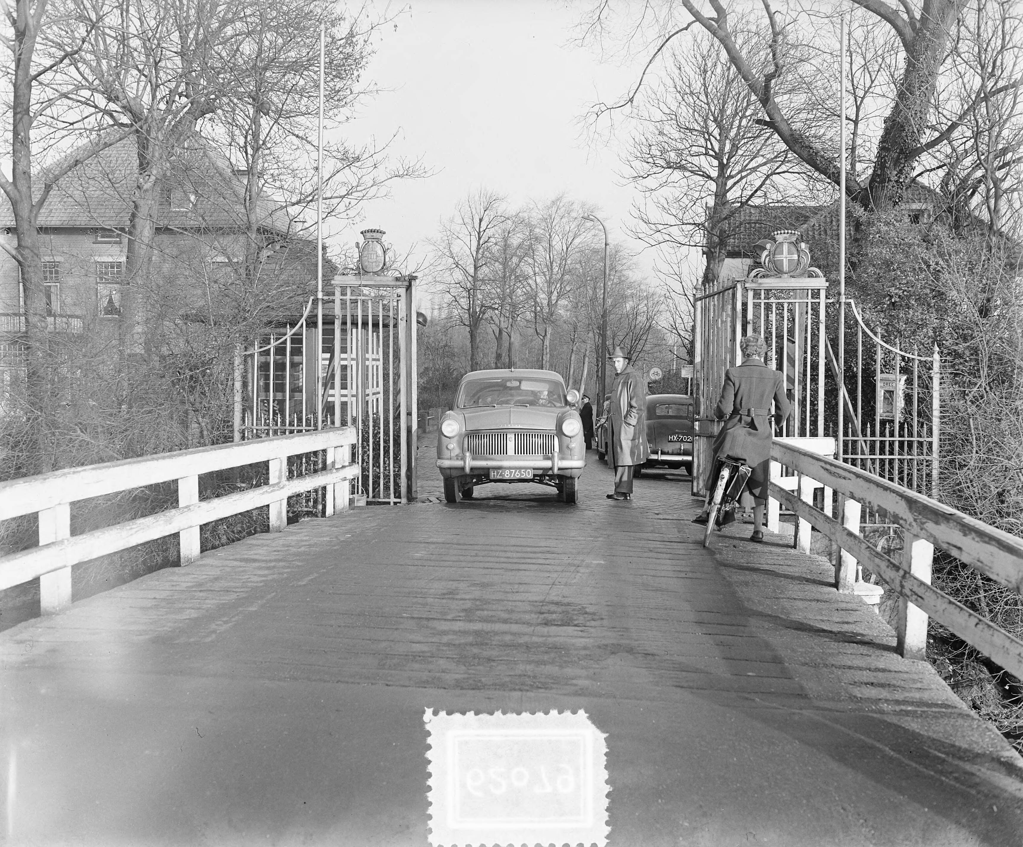 Fotocollectie Anefo — Opheffing tol in Warmond — Foto: Rossem, Wim van / Anefo. Licentie: Set B: Rechtenvrij / Publiek Domein. Bron: Nationaal Archief. http://hdl.handle.net/10648/a91a07e6-d0b4-102d-bcf8-003048976d84
