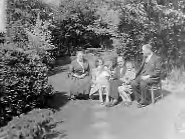 Familie Smulders in Voorburg — Foto: Bilsen, Joop van / Anefo. — Licentie: Set B: Rechtenvrij / Publiek Domein. Bron: Nationaal Archief. http://hdl.handle.net/10648/a9600a84-d0b4-102d-bcf8-003048976d84