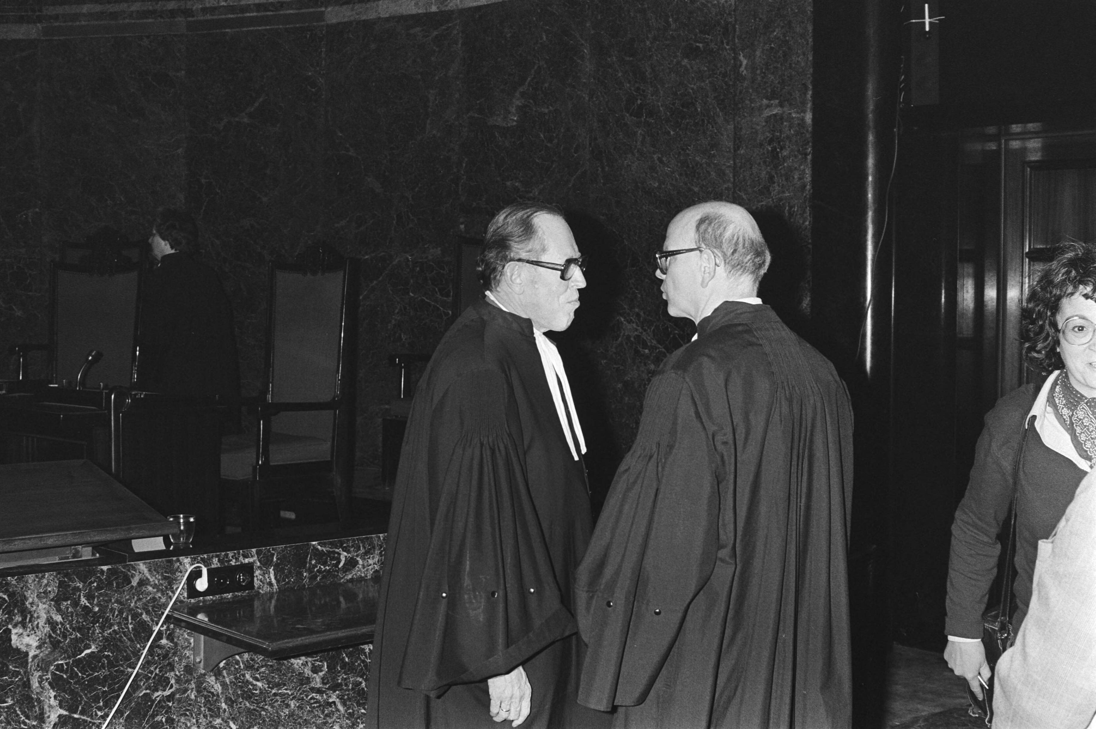 Fotocollectie Anefo — In Den Haag heeft de Hoge Raad uitspraak gedaan over de zaak Menten, raadslieden Mr. Van Heyningen (l) en Mr. Mout in gesprek — Foto: Croes, Rob C. / Anefo. Licentie: Set B: Rechtenvrij / Publiek Domein. Bron: Nationaal Archief. http://hdl.handle.net/10648/acf24cc0-d0b4-102d-bcf8-003048976d84