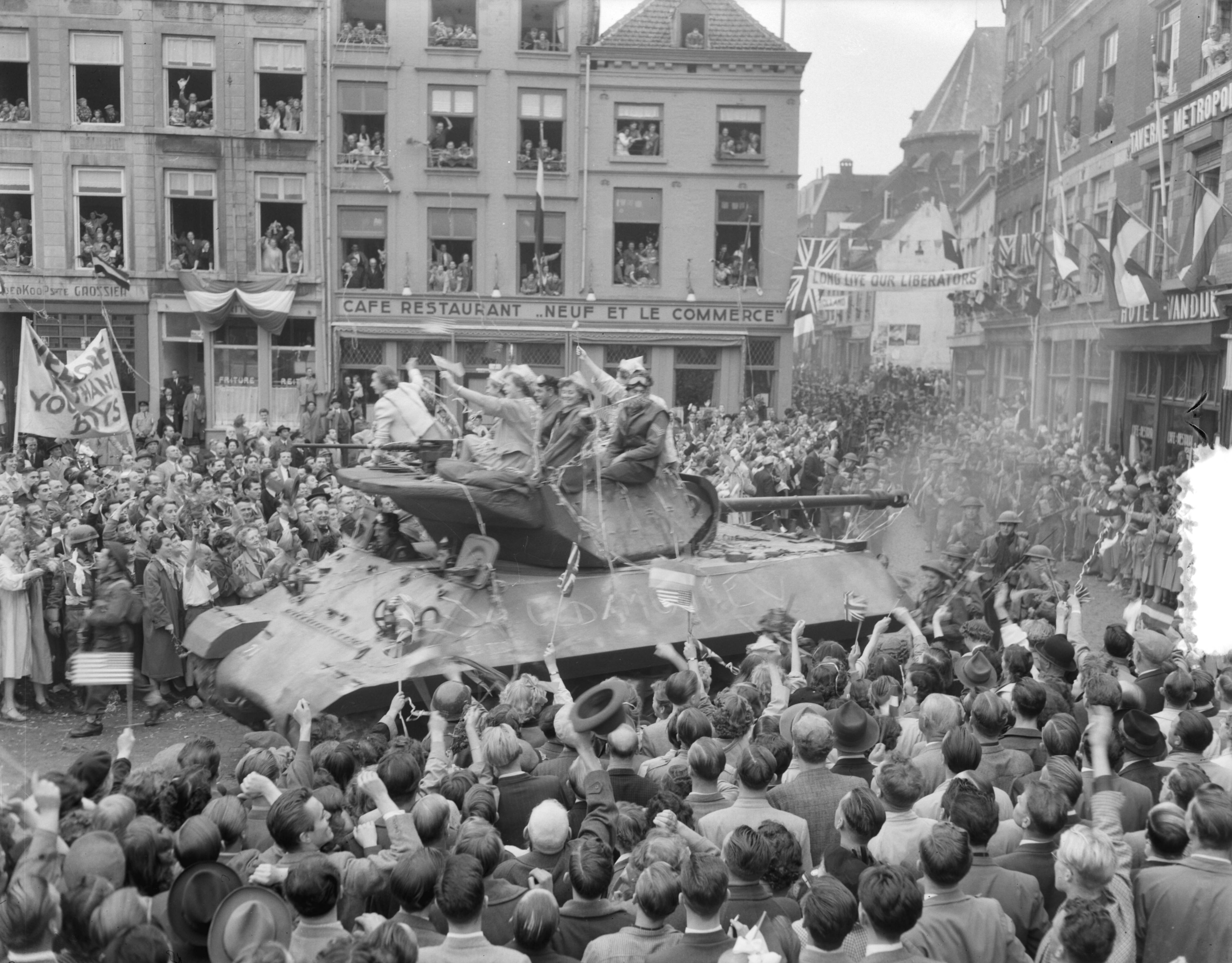 Fotocollectie Anefo — Maastricht. Opnames voor de film "Betrayed" (werktitel: "The true and the brave", met in de hoofdrollen: Clark Gable, Lana Turner en Victor Mature) — Foto: Noske, J.D. / Anefo. Licentie: Set B: Rechtenvrij / Publiek Domein. Bron: Nationaal Archief. http://hdl.handle.net/10648/21ac330e-6bc7-7bfa-e063-6df0900aaa9f