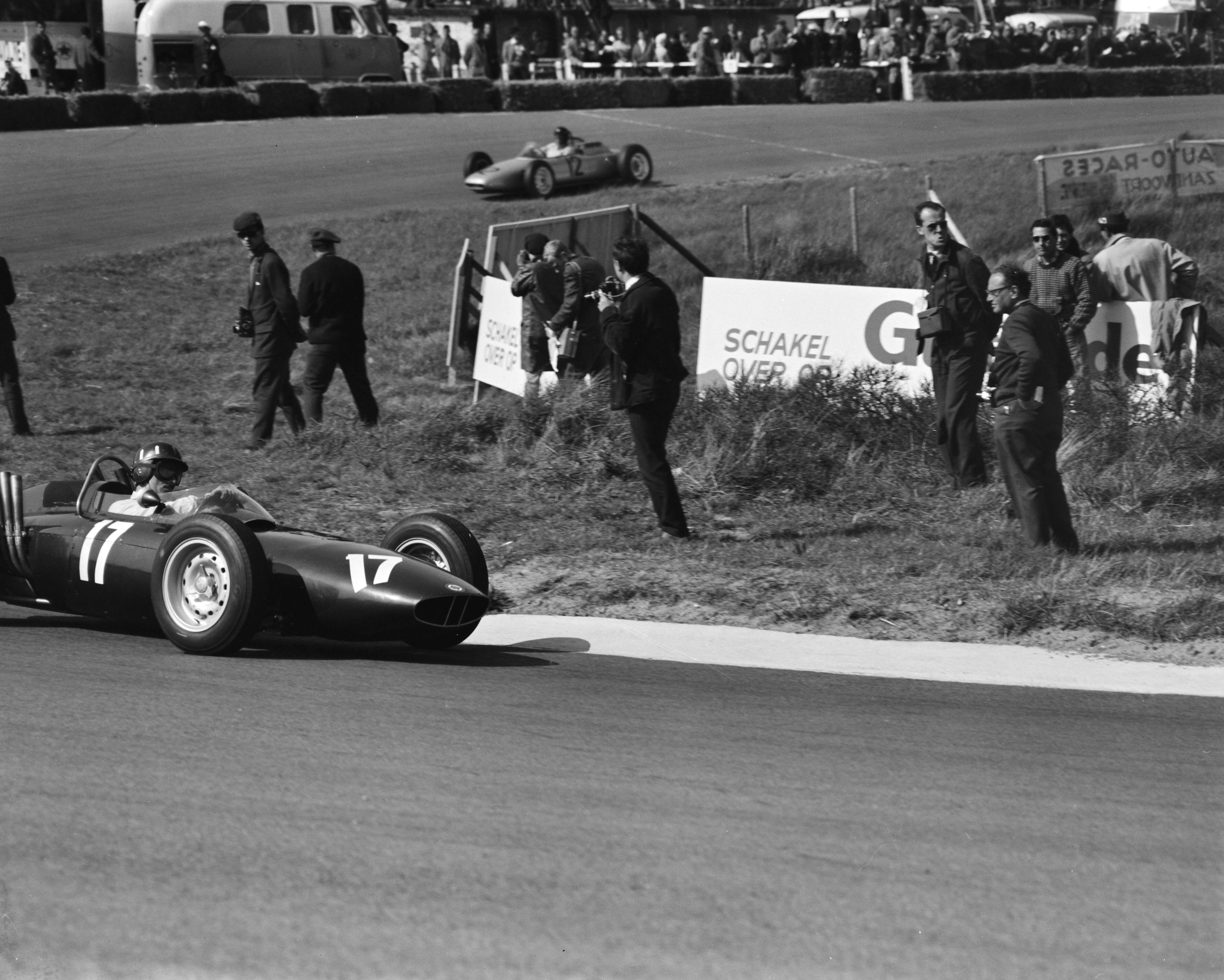 Grand Prix Zandvoort 1962 — Grand Prix van Zandvoort. Winnaar Graham Hill (17, BRM) — Foto: Bilsen, Joop van / Anefo. Licentie: Set B: Rechtenvrij / Publiek Domein. Bron: Nationaal Archief. http://hdl.handle.net/10648/aa092c04-d0b4-102d-bcf8-003048976d84
