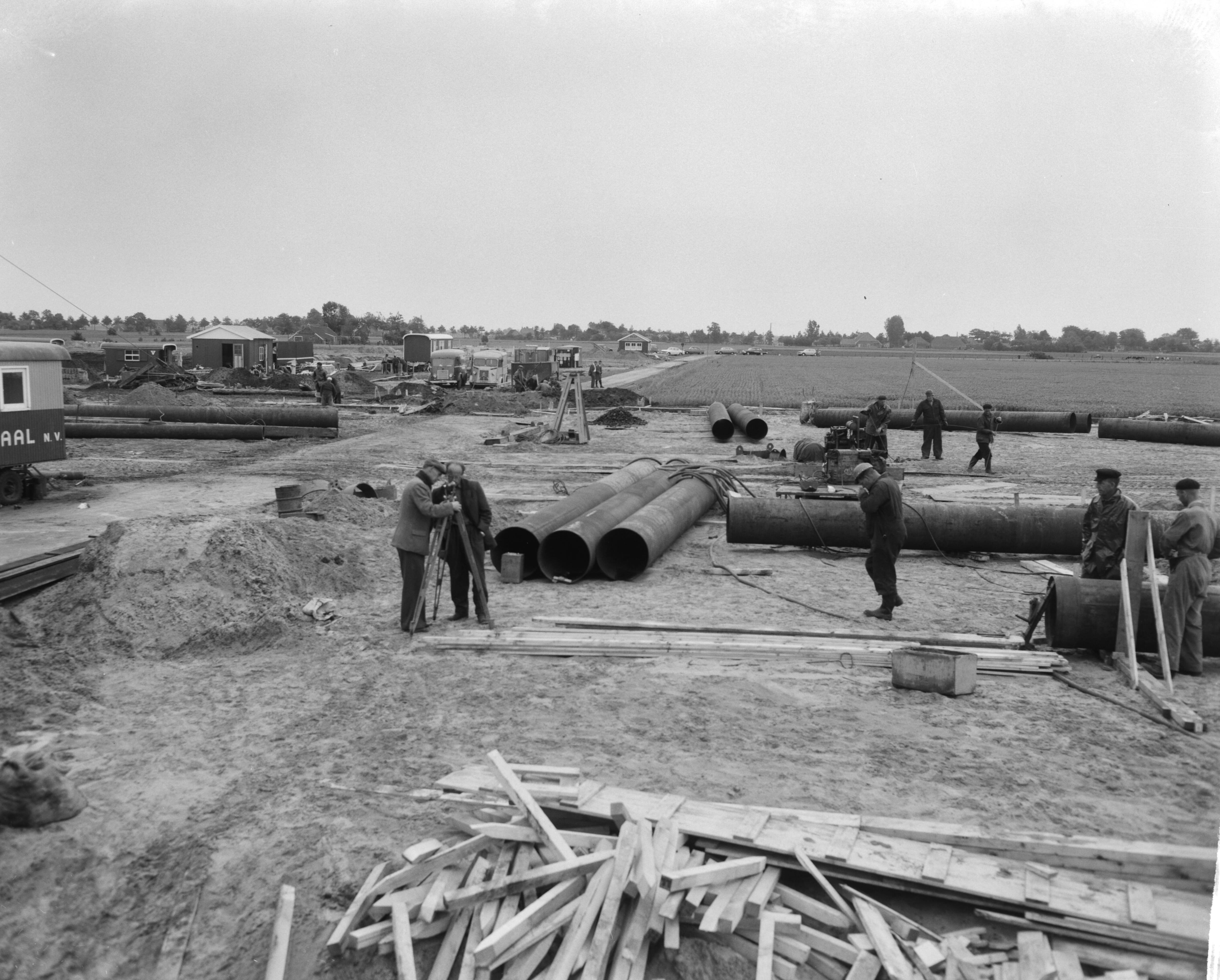 Fotocollectie Anefo — Gasbel te Slochteren. Werkzaamheden van de Nederlandse Gasunie — Foto: Bilsen, Joop van / Anefo. Licentie: Set B: Rechtenvrij / Publiek Domein. Bron: Nationaal Archief. http://hdl.handle.net/10648/aa3aee06-d0b4-102d-bcf8-003048976d84