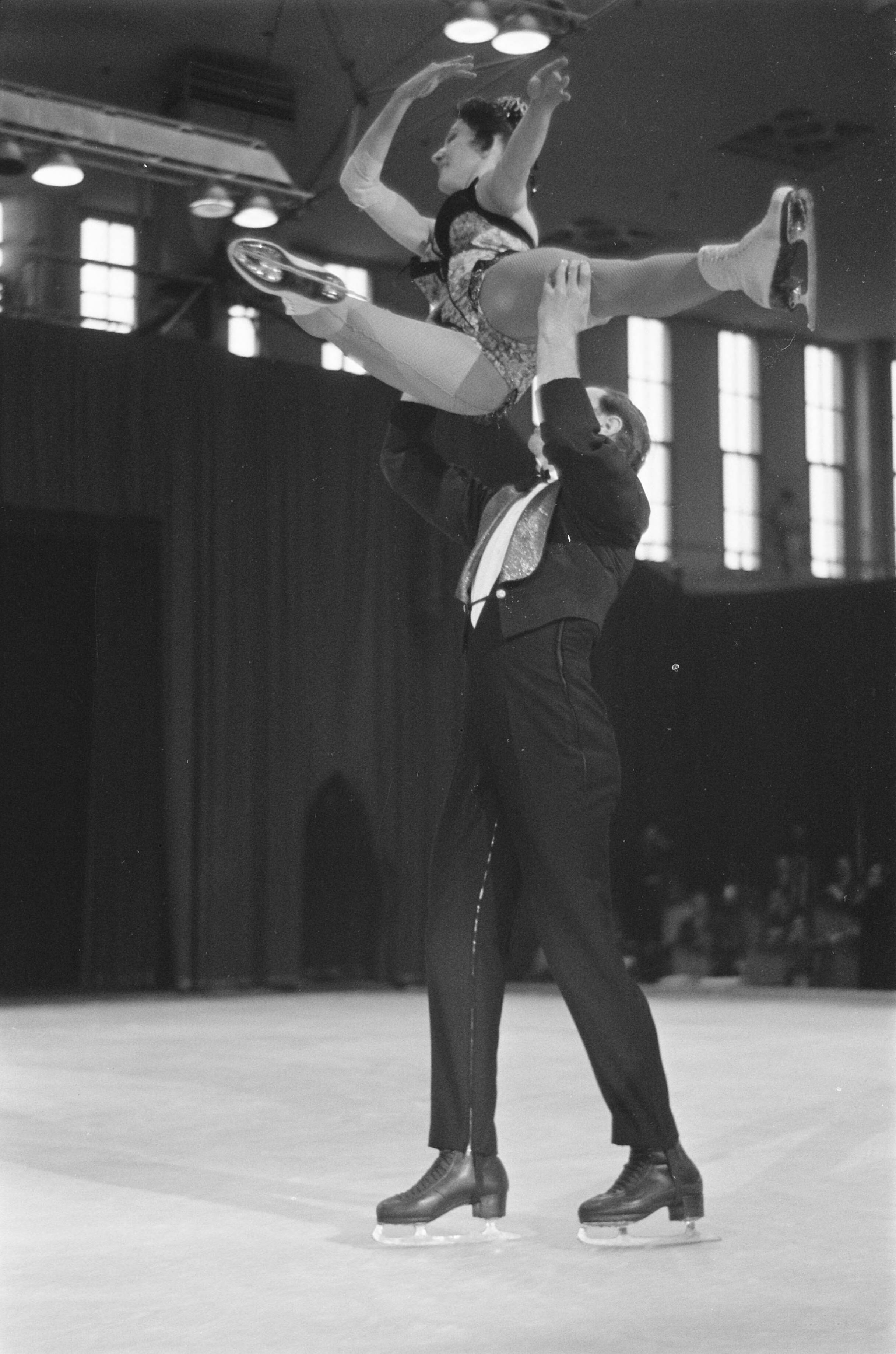 Fotocollectie Anefo — Generale repetitie van het IJsballet van Maxi en Ernest Baier te Utrecht — Foto: Pot, Harry / Anefo. Licentie: Set B: Rechtenvrij / Publiek Domein. Bron: Nationaal Archief. http://hdl.handle.net/10648/a9a447a8-d0b4-102d-bcf8-003048976d84