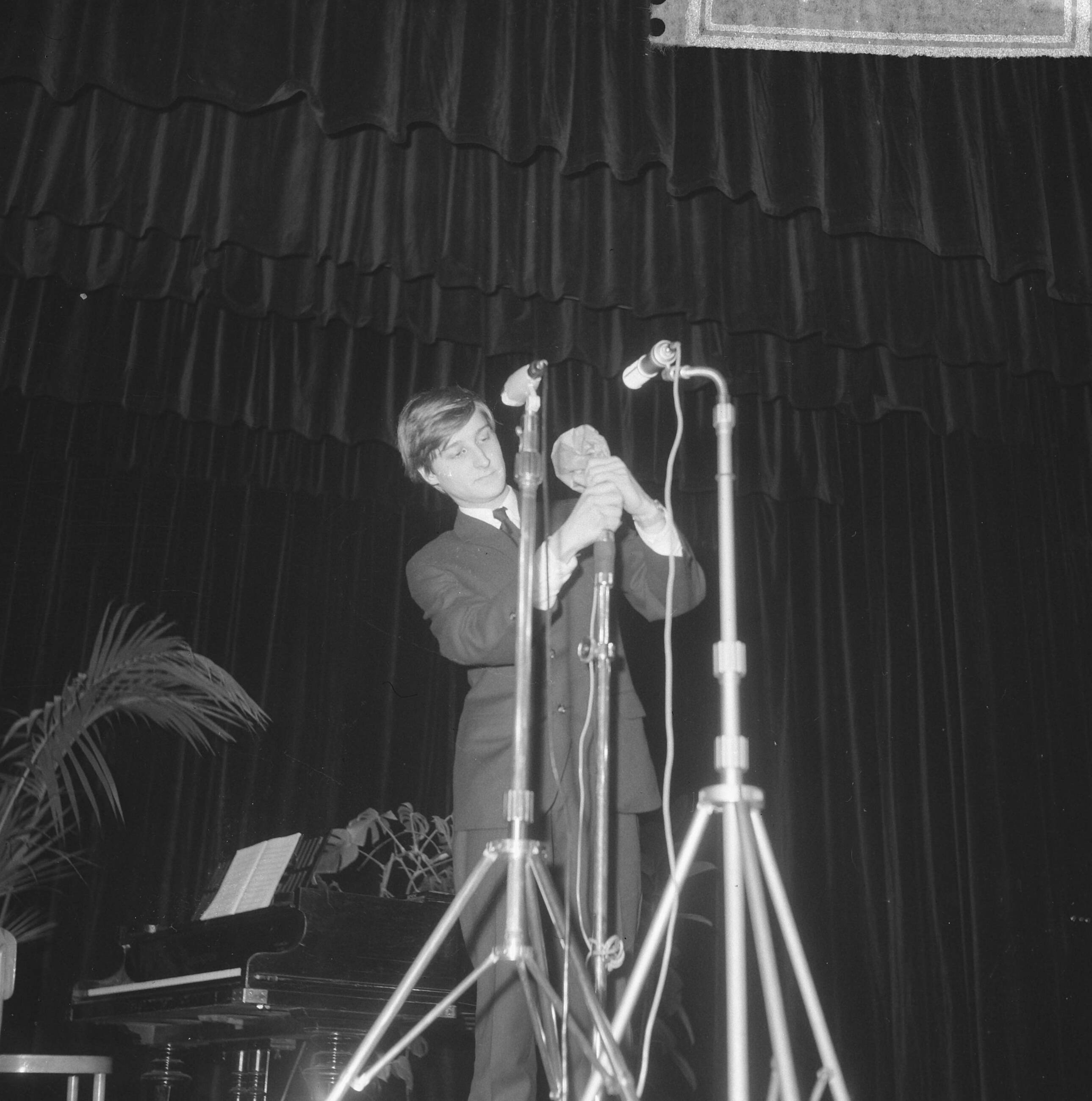 Fotocollectie Anefo — Fluxus-groep gaf Pop-Art-Concert in Kurhaus, Wim T. Schippers omzwachteld een microfoon in het stuk "Micro I" van de Japanner Takehia Kosugi — Foto: Gelderen, Hugo van / Anefo. Licentie: Set B: Rechtenvrij / Publiek Domein. Bron: Nationaal Archief. http://hdl.handle.net/10648/aa82b9fc-d0b4-102d-bcf8-003048976d84