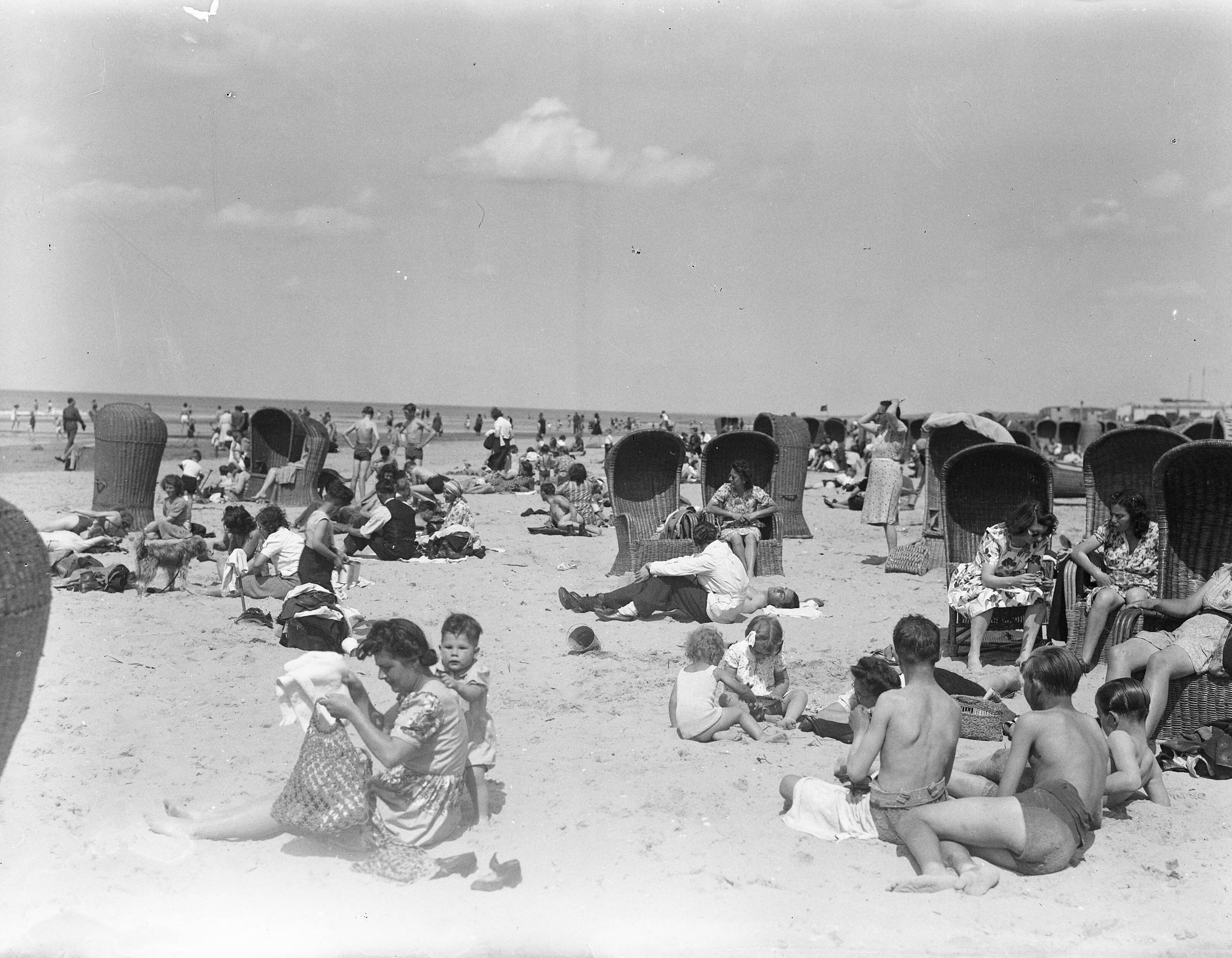 Fotocollectie Anefo — Strand Scheveningen — Foto: Friezer, Joep / Anefo. Licentie: Set B: Rechtenvrij / Publiek Domein. Bron: Nationaal Archief. http://hdl.handle.net/10648/a89ef448-d0b4-102d-bcf8-003048976d84