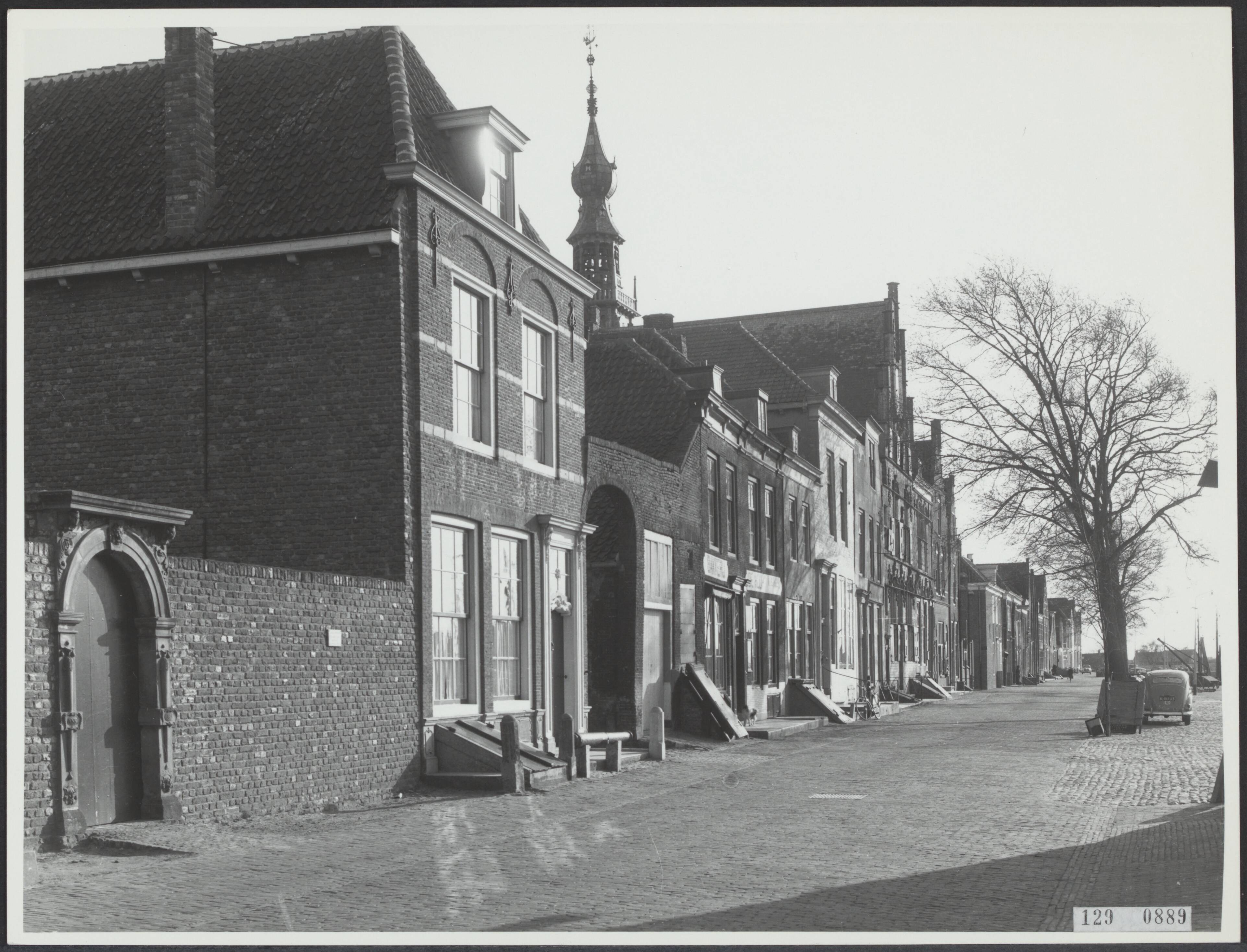 Fotocollectie Rijksvoorlichtingsdienst Eigen — Veere. De Kade, juni 1955. voor restauratie — Foto: Rijksdienst voor de Monumentenzorg. Licentie: Set B: Rechtenvrij / Publiek Domein. Bron: Nationaal Archief. http://hdl.handle.net/10648/af4808f2-d0b4-102d-bcf8-003048976d84