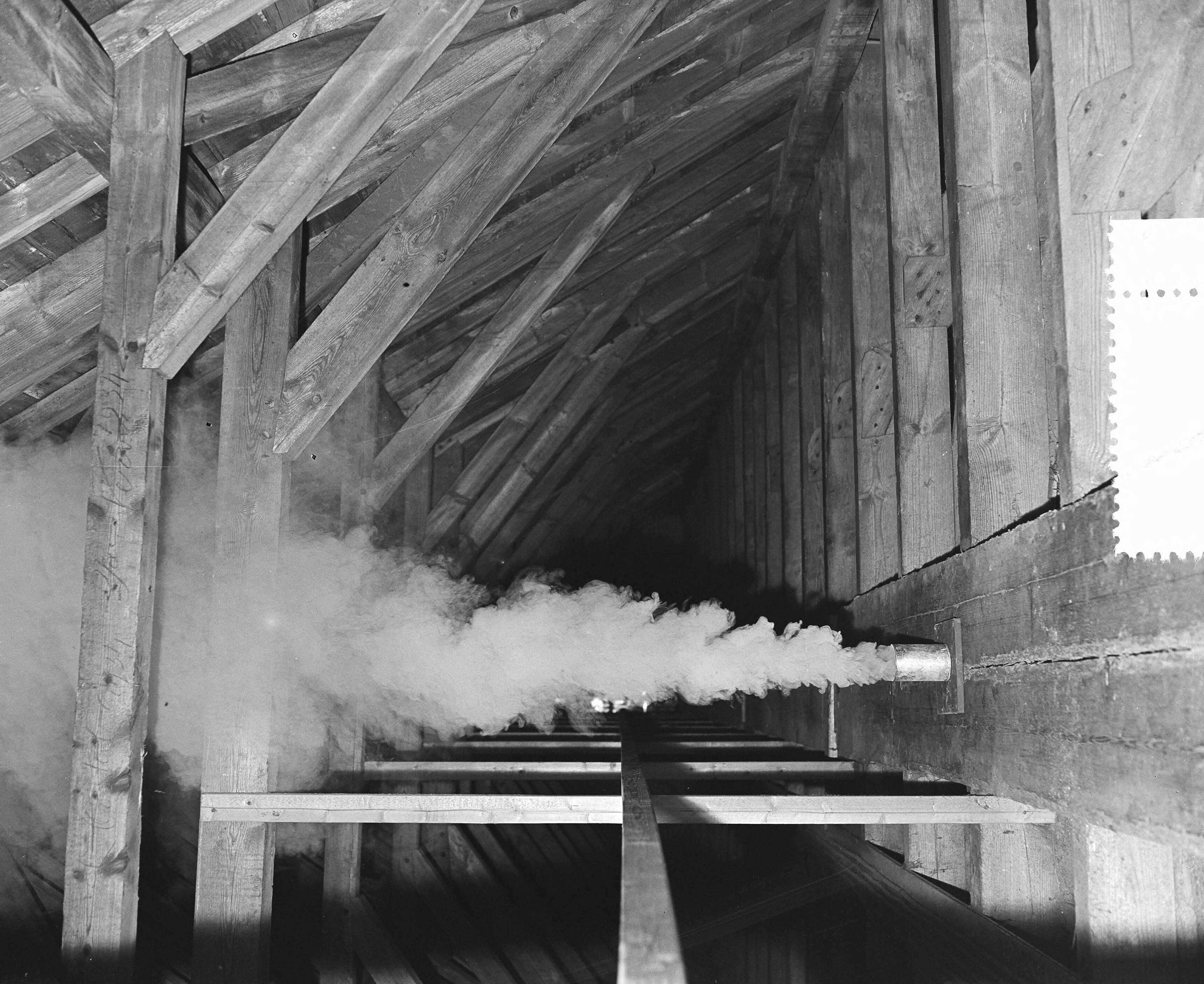 Fotocollectie Anefo — Kerk Blaricum, uitgassen van insecten — Foto: Rossem, Wim van / Anefo. Licentie: Set B: Rechtenvrij / Publiek Domein. Bron: Nationaal Archief. http://hdl.handle.net/10648/a92213e6-d0b4-102d-bcf8-003048976d84