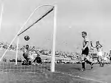 Fotocollectie Anefo — Voetbal. DOS tegen Blauw-Wit 6-3. Spelmoment — Foto: Rossem, Wim van / Anefo. Licentie: Set B: Rechtenvrij / Publiek Domein. Bron: Nationaal Archief. http://hdl.handle.net/10648/a9838540-d0b4-102d-bcf8-003048976d84