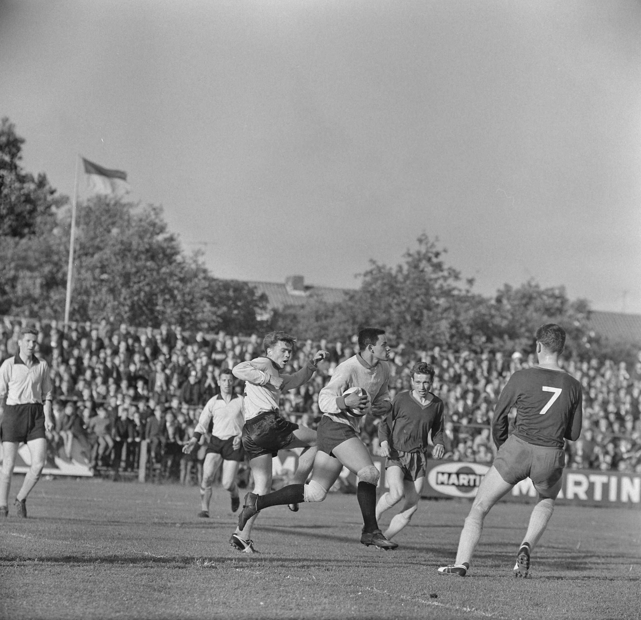Fotocollectie Anefo — Voetbal. Haarlem kampioen 2e Divisie B door 6-0 overwinning op Wilhelmina. Spelmoment — Foto: Nijs, Jac. de / Anefo. Licentie: Set B: Rechtenvrij / Publiek Domein. Bron: Nationaal Archief. http://hdl.handle.net/10648/aa3afbbc-d0b4-102d-bcf8-003048976d84