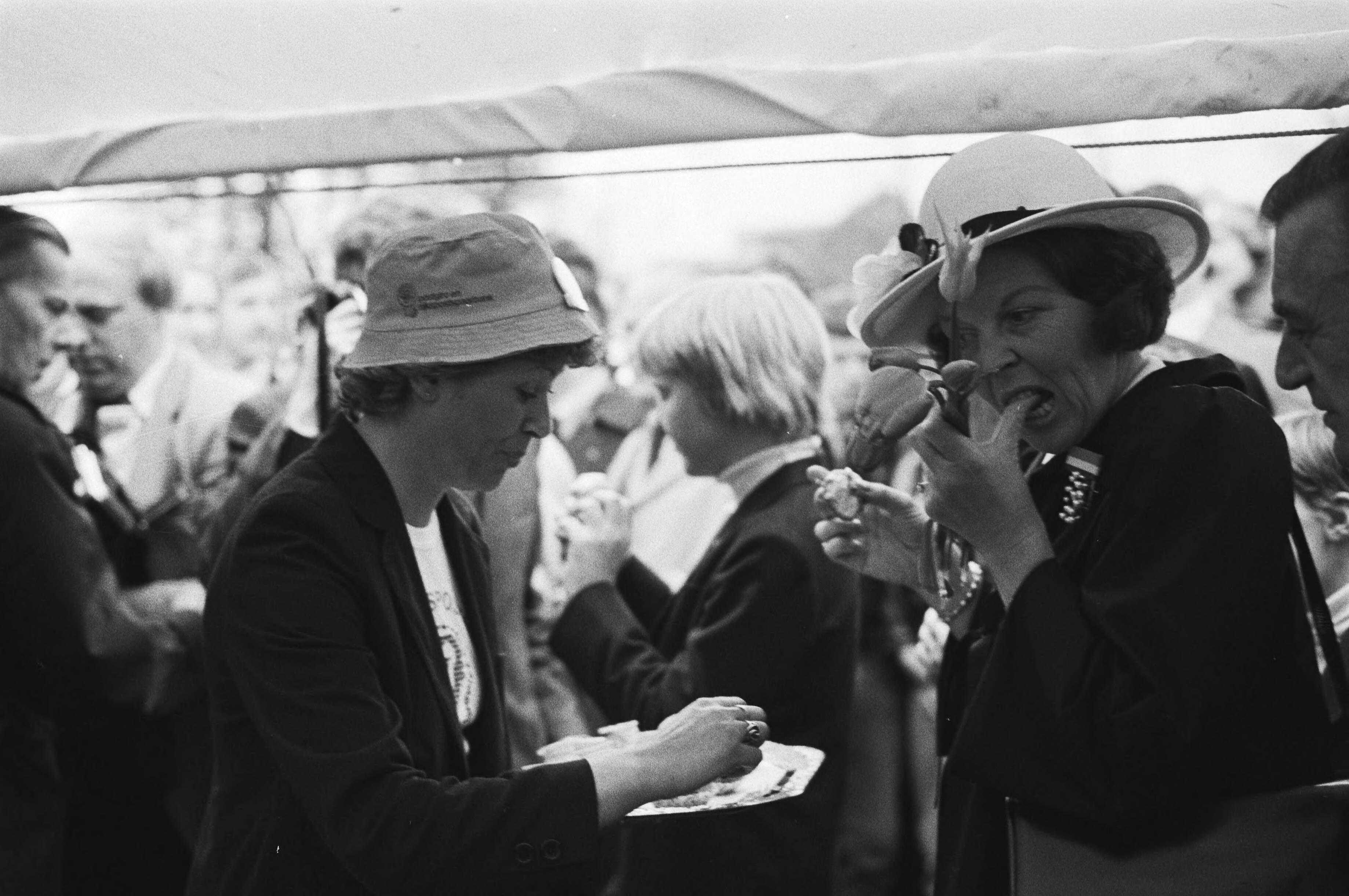Fotocollectie Anefo — Viering Koninginnedag in Breda, Beatrix eet een taartje die ze kreeg aangeboden — Foto: Croes, Rob C. / Anefo. Licentie: Set B: Rechtenvrij / Publiek Domein. Bron: Nationaal Archief. http://hdl.handle.net/10648/acfabd38-d0b4-102d-bcf8-003048976d84