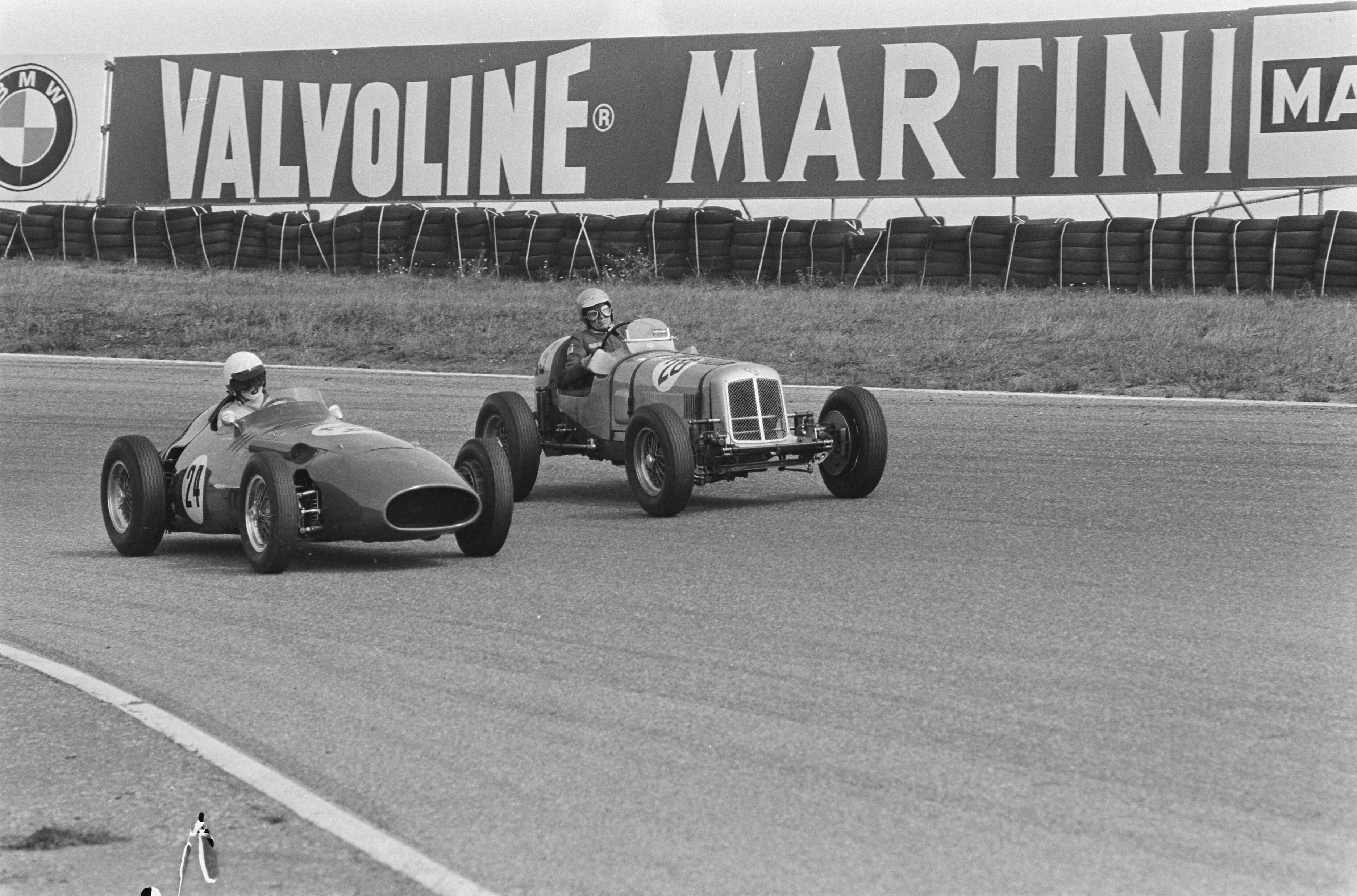Fotocollectie Anefo — Dries van der Lof (l) in Maserak 250F uit 1956 tijdens Historische Grand Prix formule I in Zandvoort — Foto: Gerrits, Roland / Anefo. Licentie: Set B: Rechtenvrij / Publiek Domein. Bron: Nationaal Archief. http://hdl.handle.net/10648/ad56beb2-d0b4-102d-bcf8-003048976d84