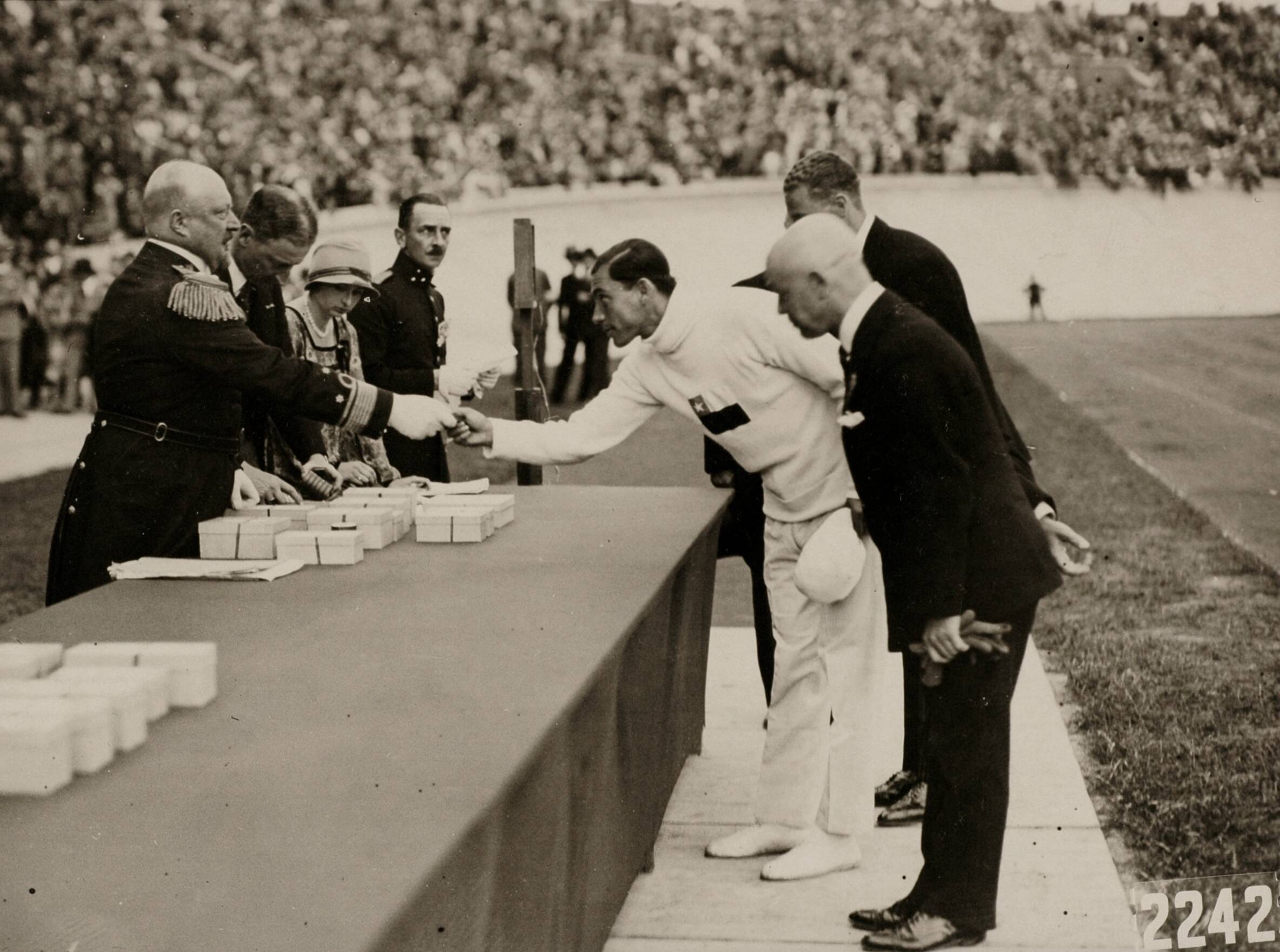 Personen op naam, Sport — Sport. Olympische Spelen 1928 Amsterdam, Nederland: Prijsuitreiking zilver. Uitreiking van de zilveren medaille door Prins Hendrik aan Miguel Plaza Reyes uit Chili. — Foto: Fotograaf Onbekend / Algemeen Fotobureau Amsterdam / Spaarnestad Photo (05887). Licentie: Set B: Rechtenvrij / Publiek Domein. Bron: Nationaal Archief. http://hdl.handle.net/10648/35429da6-d55c-a382-e063-6df0900a6686