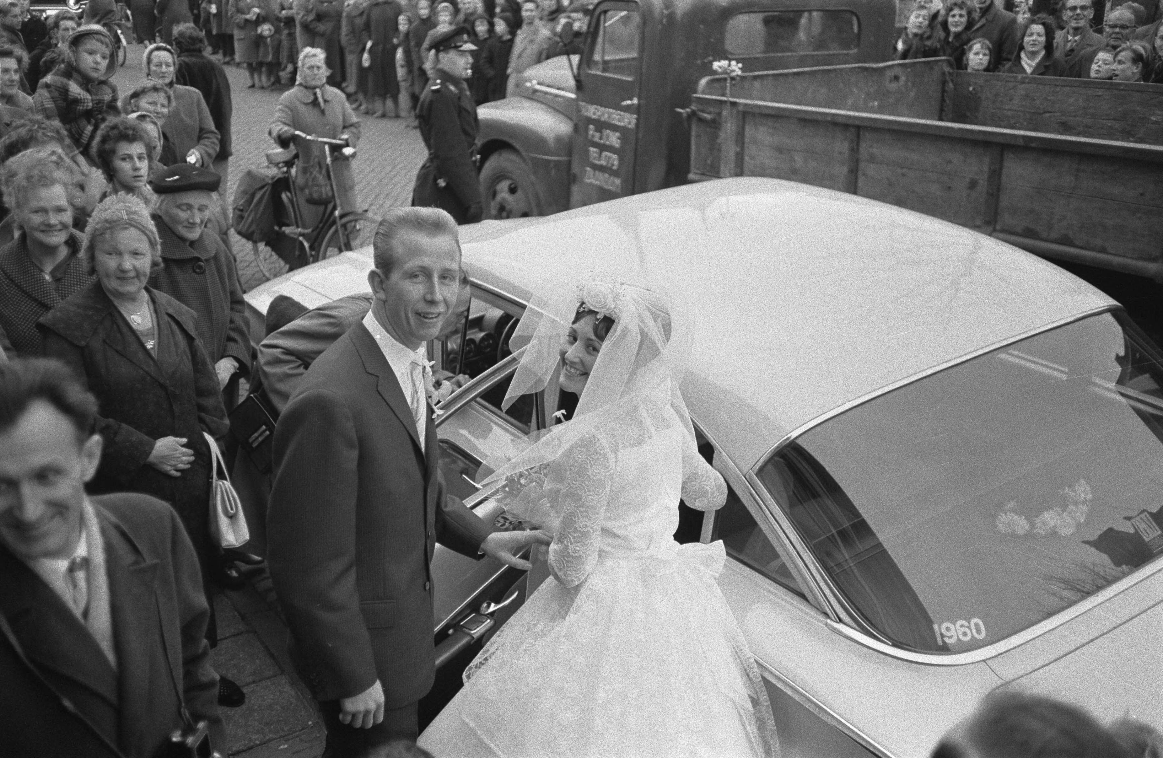 Fotocollectie Anefo — Huwelijk van Henk Groot , speler van Ajax, met Elly Kaayk in Koog aan de Zaan — Foto: Pot, Harry / Anefo. Licentie: Set B: Rechtenvrij / Publiek Domein. Bron: Nationaal Archief. http://hdl.handle.net/10648/a9c13bec-d0b4-102d-bcf8-003048976d84