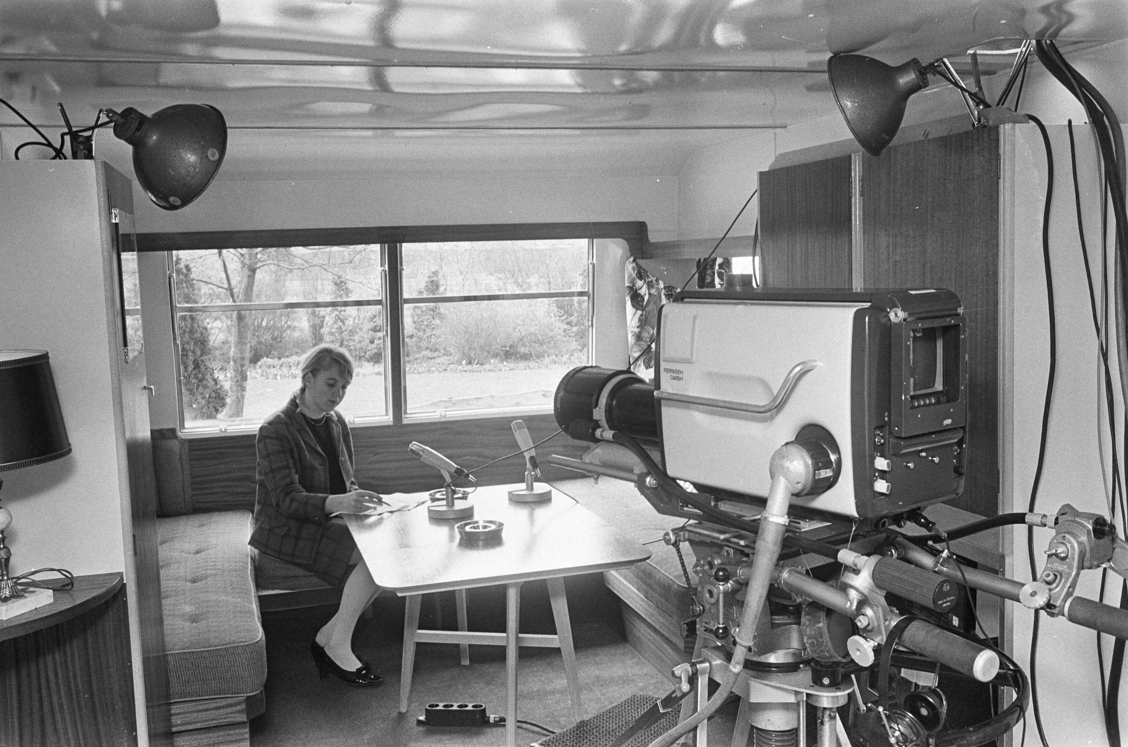 Fotocollectie Anefo — Caravan ingericht als noodstudio in Lage Vuursche — Foto: Koch, Eric / Anefo. Licentie: Set B: Rechtenvrij / Publiek Domein. Bron: Nationaal Archief. http://hdl.handle.net/10648/ab151d1a-d0b4-102d-bcf8-003048976d84