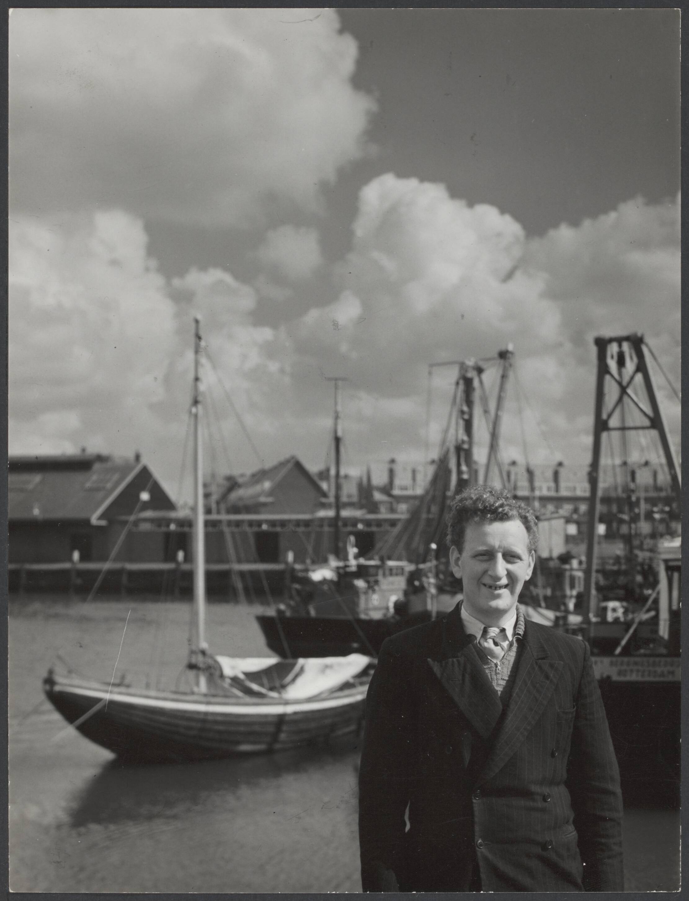 Engelandvaarders / Englandspiel — Scheveningse visser Krijn Kleijn, die in 1941, met nog 6 anderen, in 'n vlot naar Engeland was overgestoken en door koningin Wilhelmina werd ontvangen — Foto: Stuifbergen, Wilh. L. (Pim) / Spaarnestad (1). Licentie: Set B: Rechtenvrij / Publiek Domein. Bron: Nationaal Archief. http://hdl.handle.net/10648/6f2ae5a0-db70-5450-1104-91d6f4c4a305