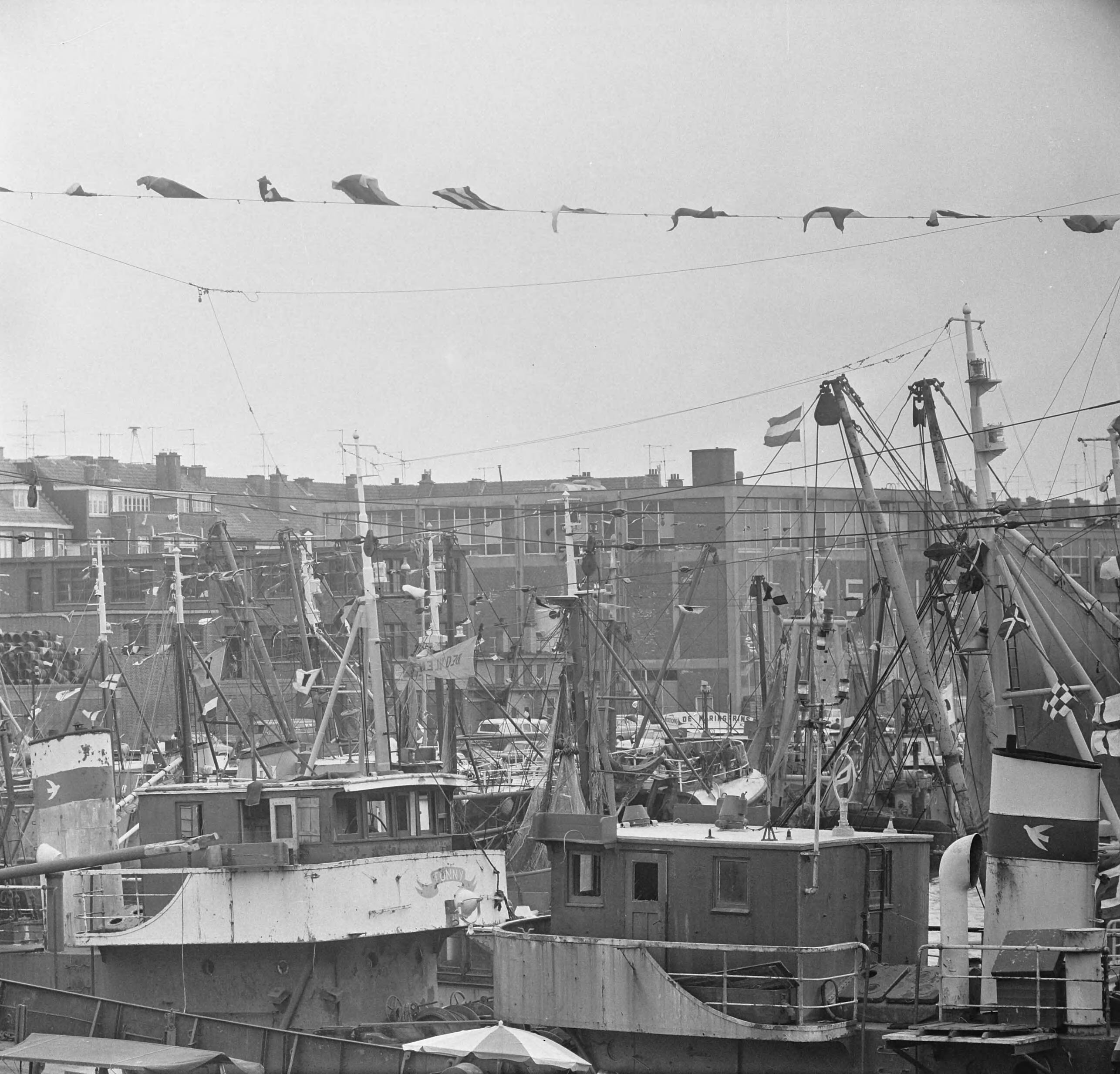 Fotocollectie Anefo — Vlaggetjesdag in Scheveningen — Foto: Voets, Jan / Anefo. Licentie: Set B: Rechtenvrij / Publiek Domein. Bron: Nationaal Archief. http://hdl.handle.net/10648/aaeb96de-d0b4-102d-bcf8-003048976d84