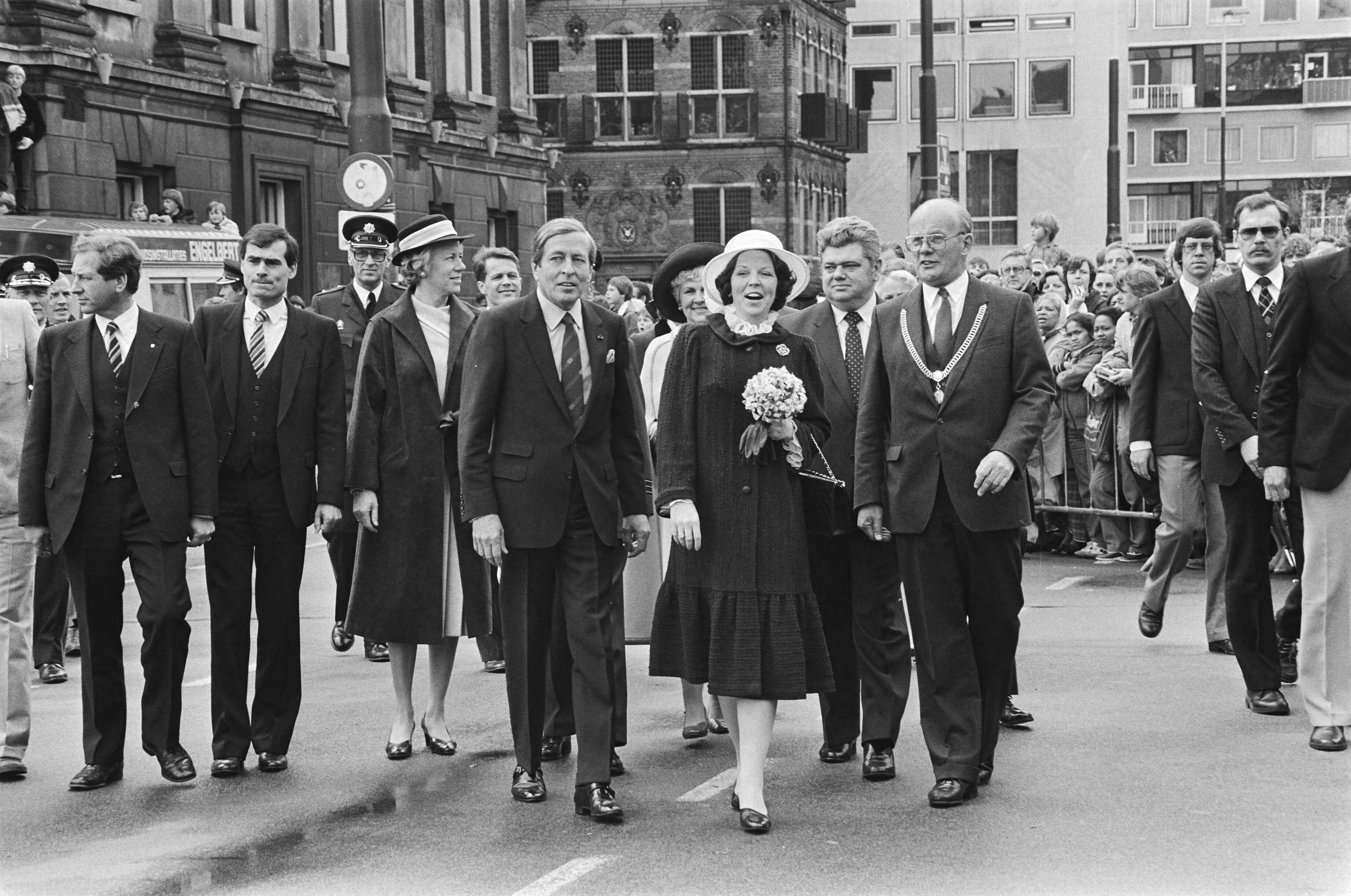 Fotocollectie Anefo — Koningin Beatrix en Prins Claus woonden de Centrale bevrijdingsmanifestatie in Groningen bij — Foto: Dijk, Hans van / Anefo. Licentie: Set B: Rechtenvrij / Publiek Domein. Bron: Nationaal Archief. http://hdl.handle.net/10648/ad16b24a-d0b4-102d-bcf8-003048976d84