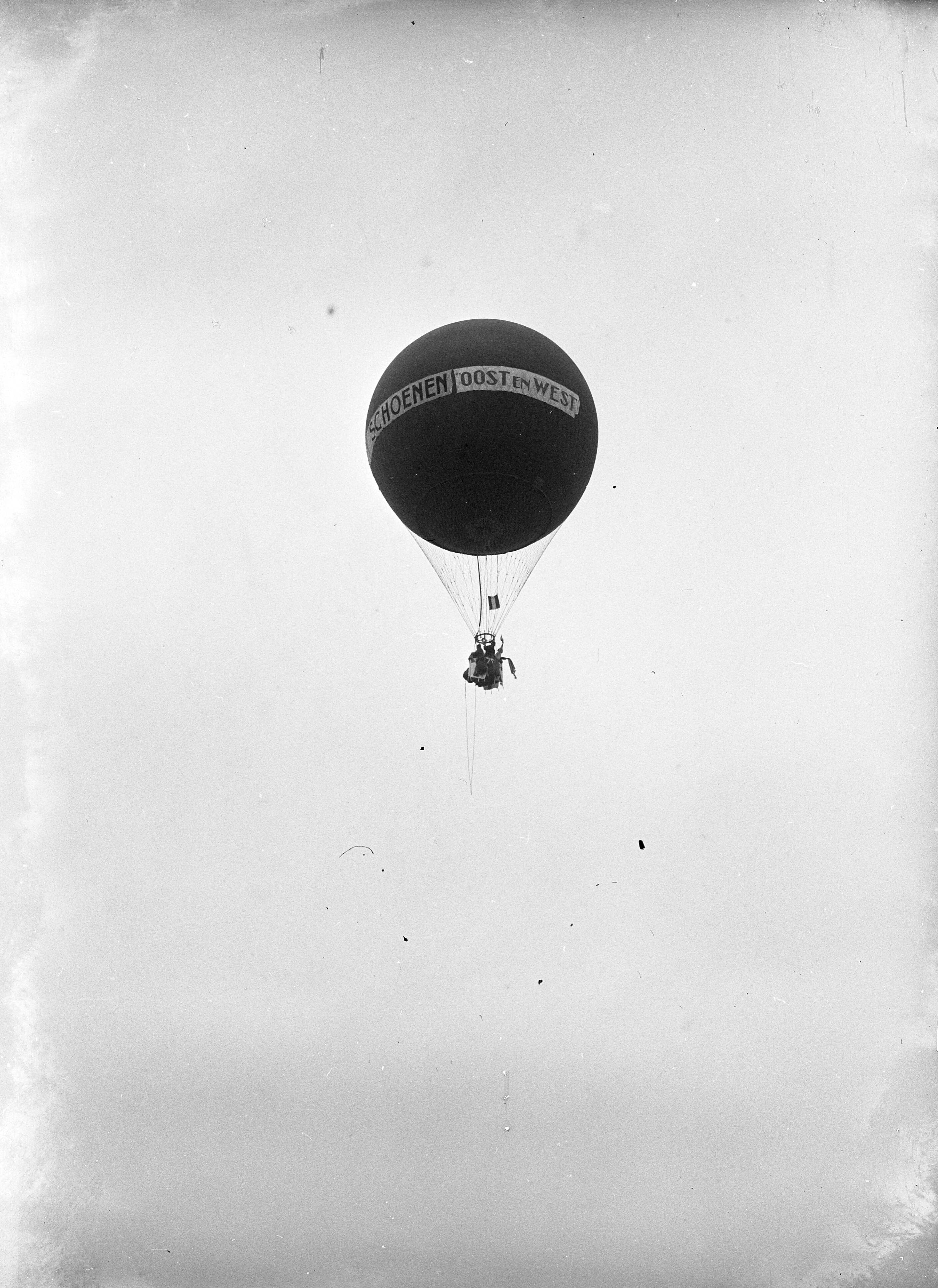 Fotocollectie Anefo — Landdag van de koninklijke vereniging "Oost en West" op het Hilversumse Sportpark. Tegen het einde van de landd&g steeg commandant Boesman met de ballon „Rambaldo" op. Er was zeer weinig wind, zodat hij bij Werkhoven nabij Utrecht enkele uren later ciaalde — Foto: Sagers, Harry / Anefo. Licentie: Set B: Rechtenvrij / Publiek Domein. Bron: Nationaal Archief. http://hdl.handle.net/10648/a8adbeec-d0b4-102d-bcf8-003048976d84