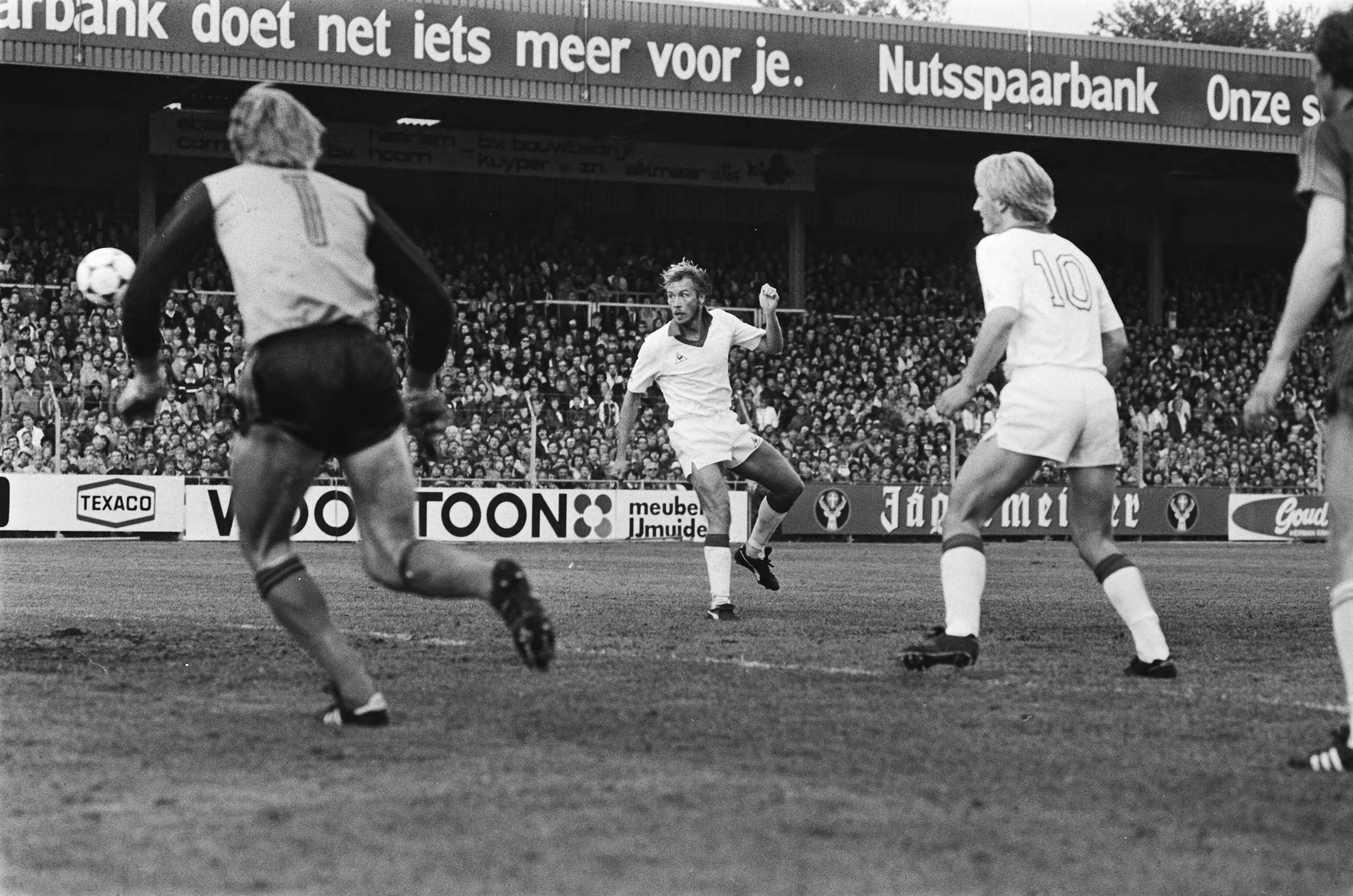 Fotocollectie Anefo — Voetbal Haarlem tegen Ajax 1-3; 21: Schoenaker scoort doelpunt — Foto: Bogaerts, Rob / Anefo. Licentie: Set B: Rechtenvrij / Publiek Domein. Bron: Nationaal Archief. http://hdl.handle.net/10648/ad181ec8-d0b4-102d-bcf8-003048976d84