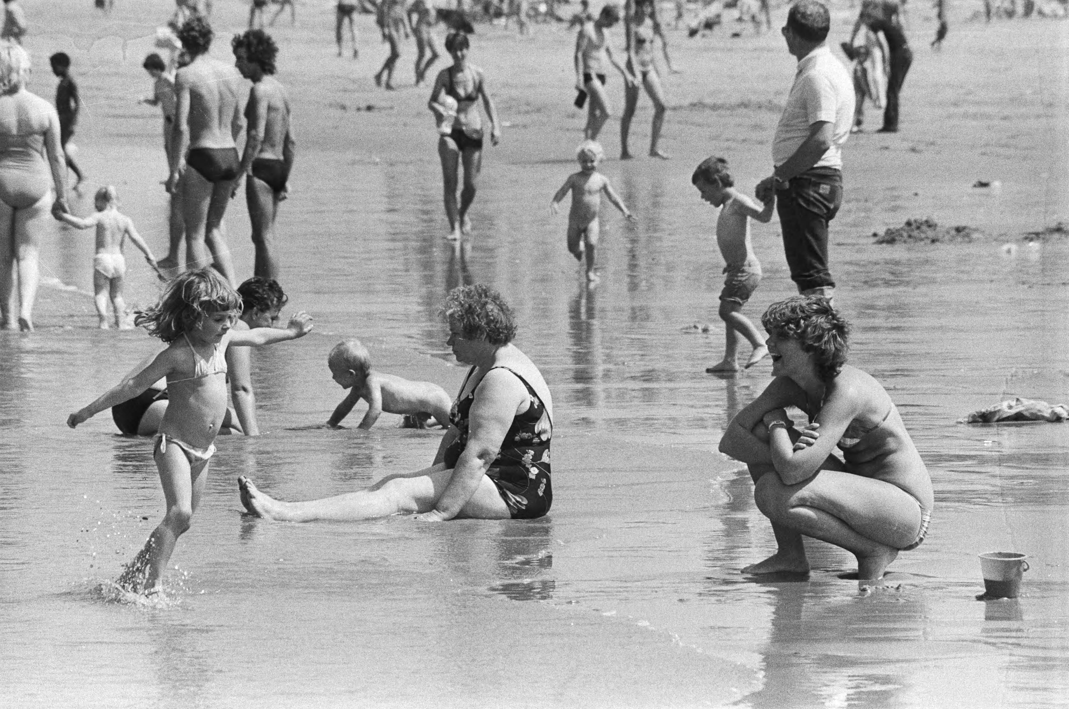 Fotocollectie Anefo — Zeer warm weer, strand van Scheveningen — Foto: Antonisse, Marcel / Anefo. Licentie: Set B: Rechtenvrij / Publiek Domein. Bron: Nationaal Archief. http://hdl.handle.net/10648/ad1af472-d0b4-102d-bcf8-003048976d84