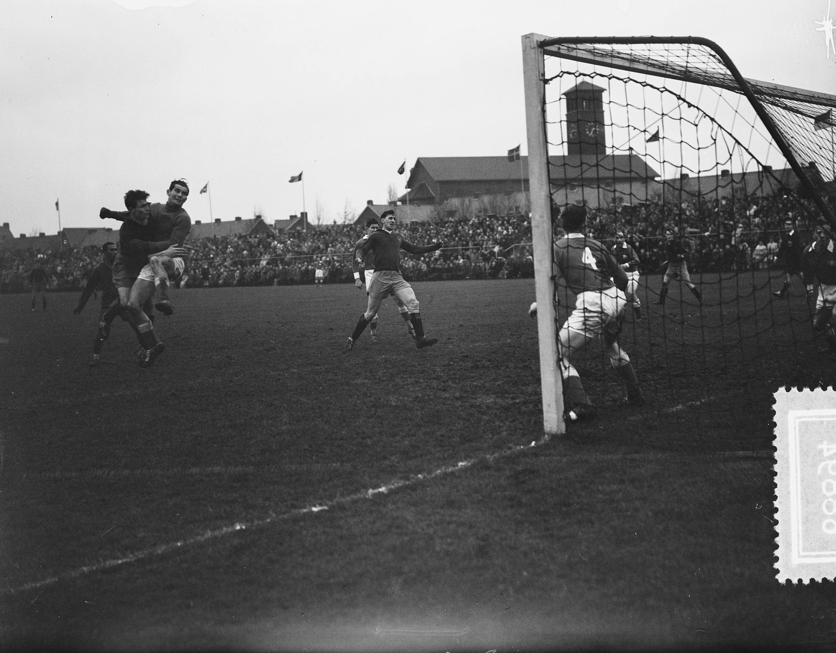 Fotocollectie Anefo — Voetbal. Haarlem tegen Rapid JC 1-1. Spelmoment (doelpunt Haarlem?) — Foto: Bilsen, Joop van / Anefo. Licentie: Set B: Rechtenvrij / Publiek Domein. Bron: Nationaal Archief. http://hdl.handle.net/10648/a92e09b2-d0b4-102d-bcf8-003048976d84