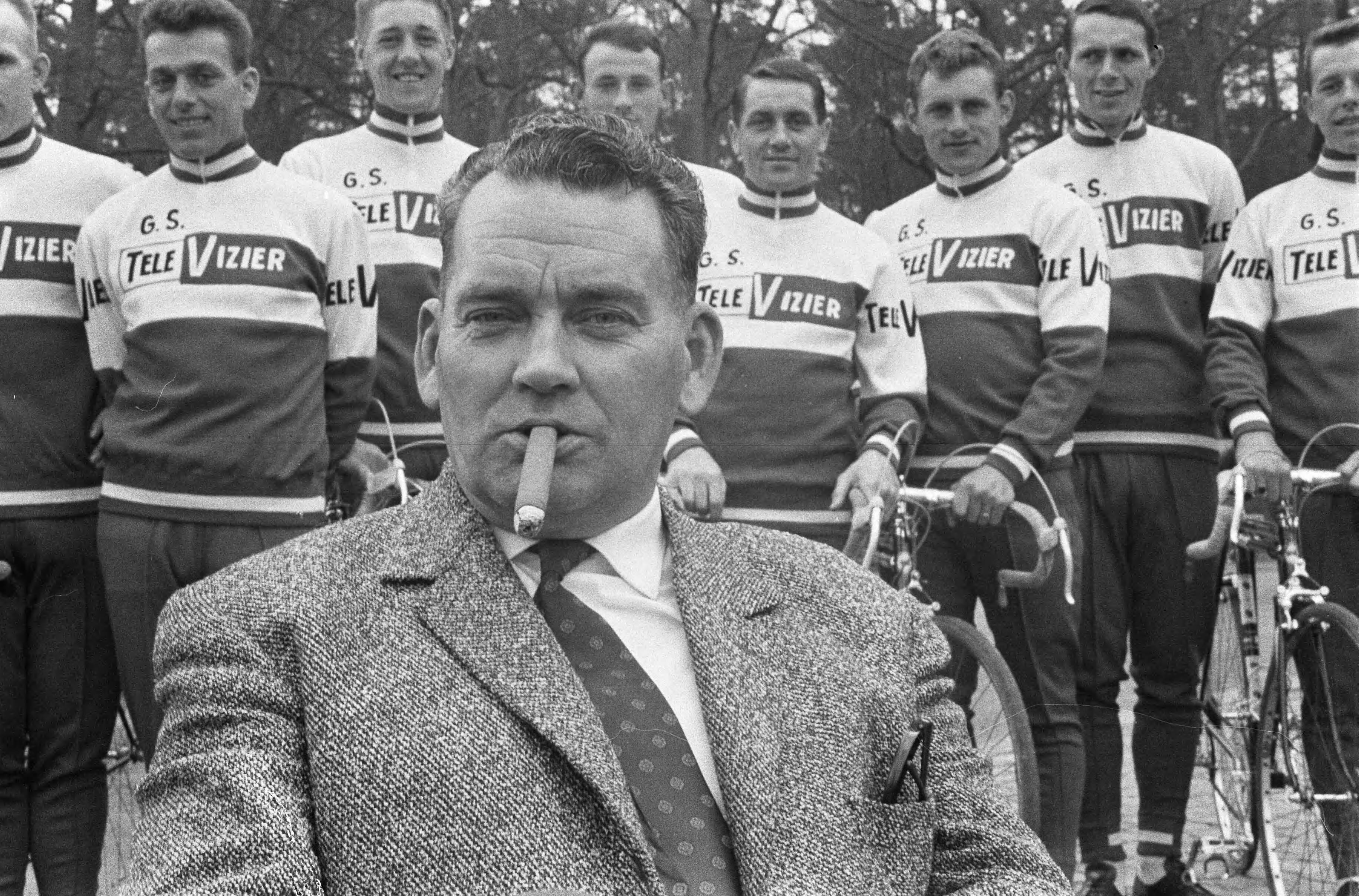 Fotocollectie Anefo — Nederlandse wielerploeg voor Tour de France 1964 gepresenteerd, ploegleider Kees Pellenaars met achter zich zijn ploeg — Foto: Pot, Harry / Anefo. Licentie: Set B: Rechtenvrij / Publiek Domein. Bron: Nationaal Archief. http://hdl.handle.net/10648/aa60de22-d0b4-102d-bcf8-003048976d84